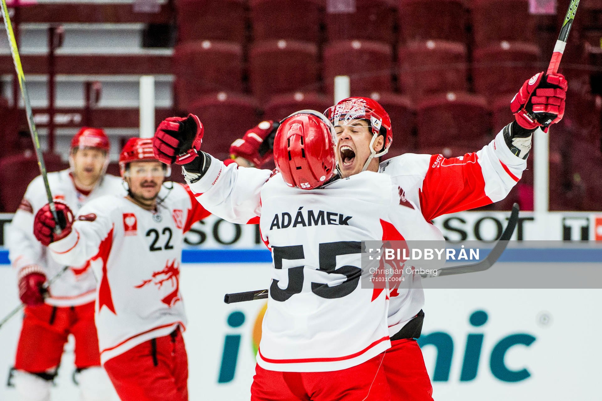 Aron Chmielewski of Ocelari Trinec celebrates with his