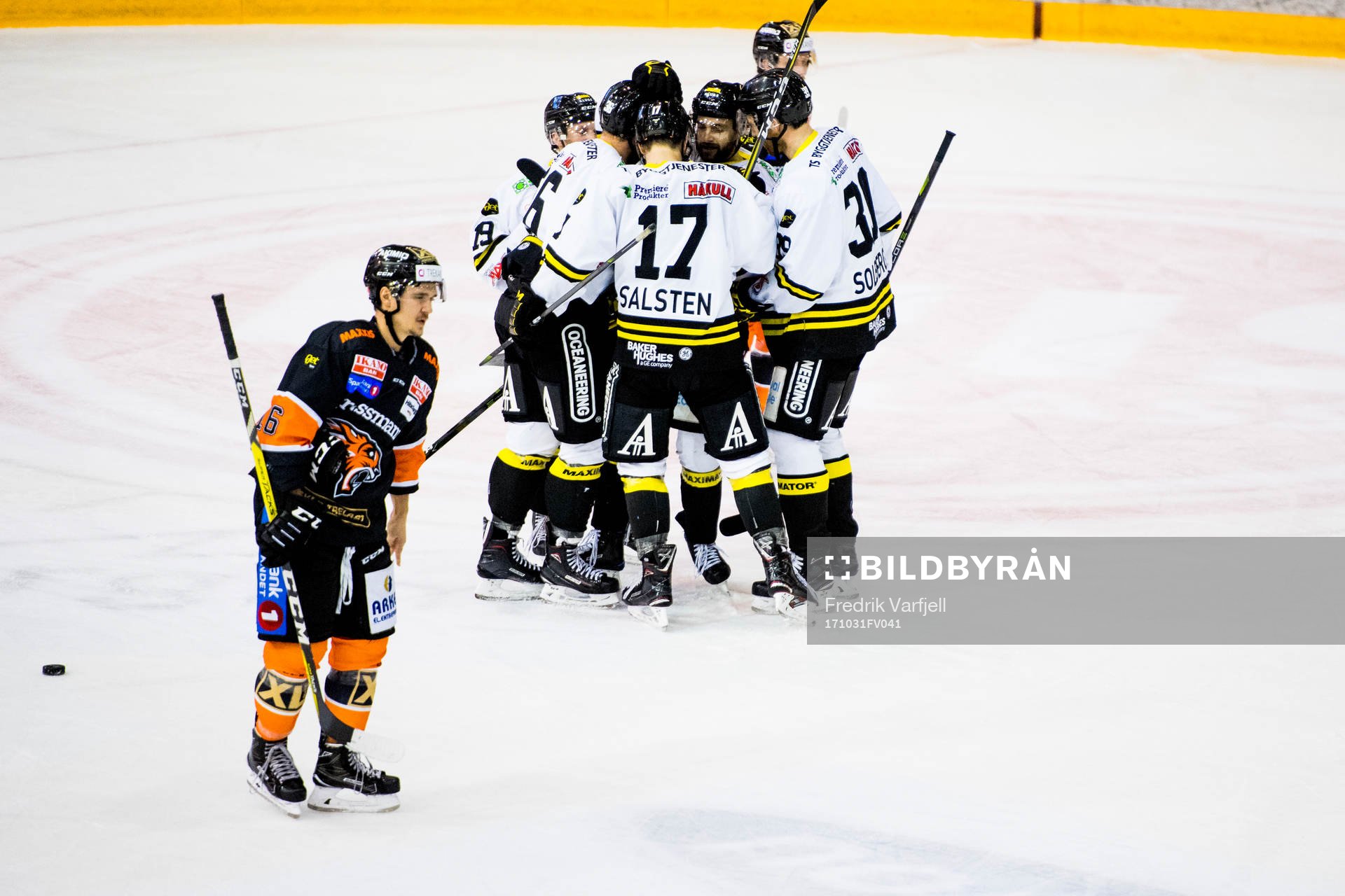 Stavanger Oilers celebrates 1-1
