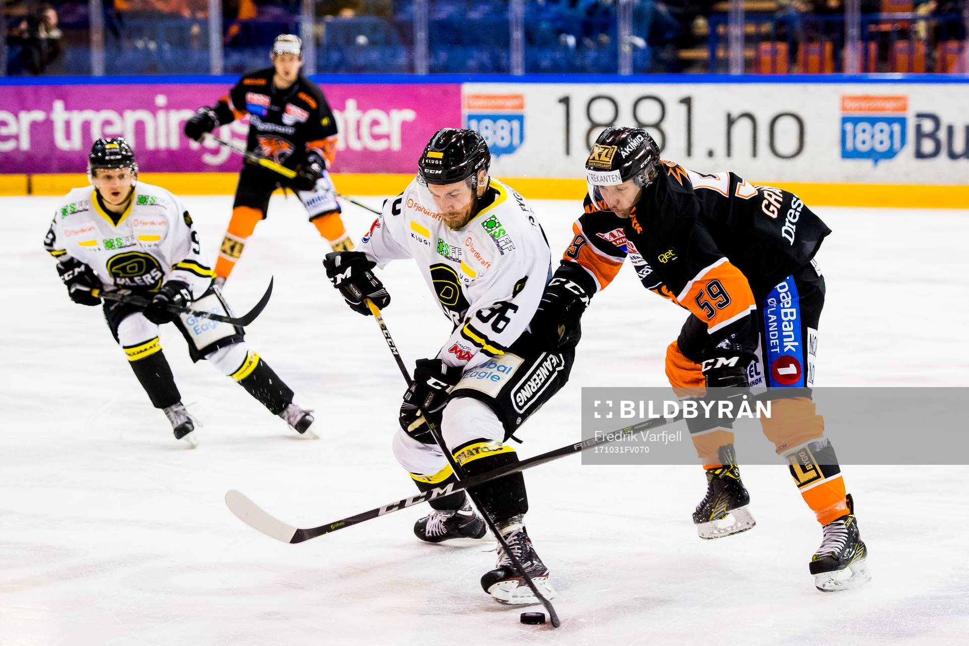 Lassi Kokkala of Stavanger Oilers and Viktor Granheim of