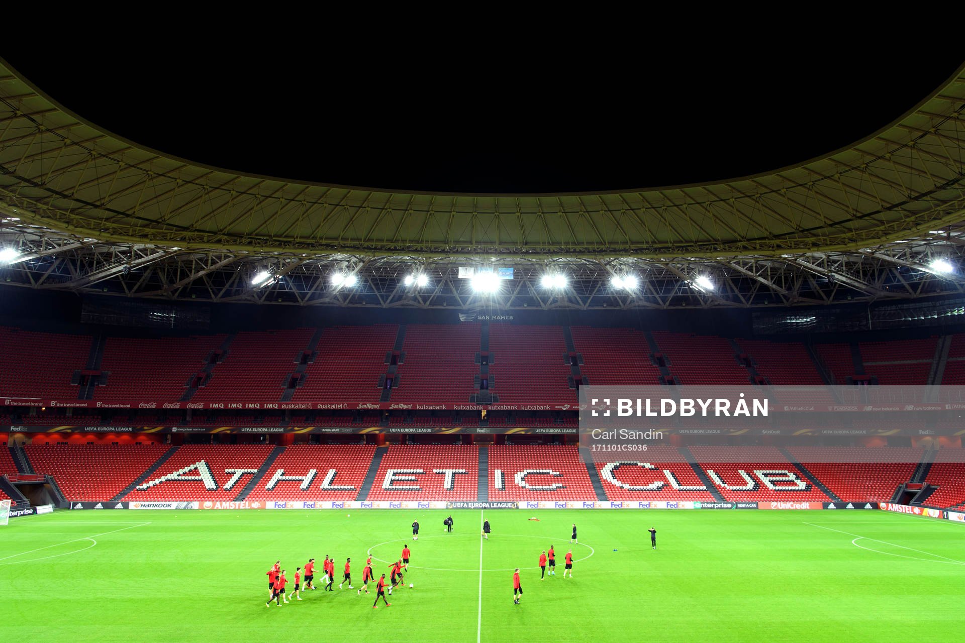 Östersunds spelar värmer upp på arenan