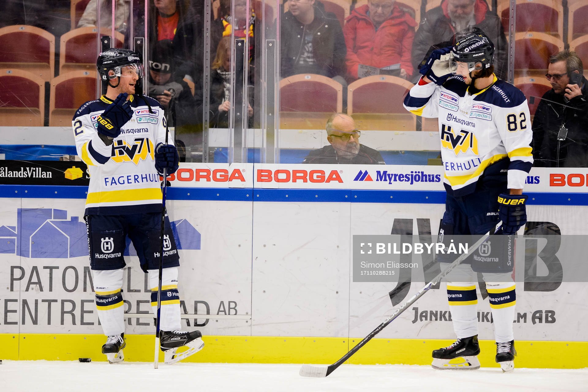 s Dylan Reese och Kevin Stenlund före  ishockeymatchen i
