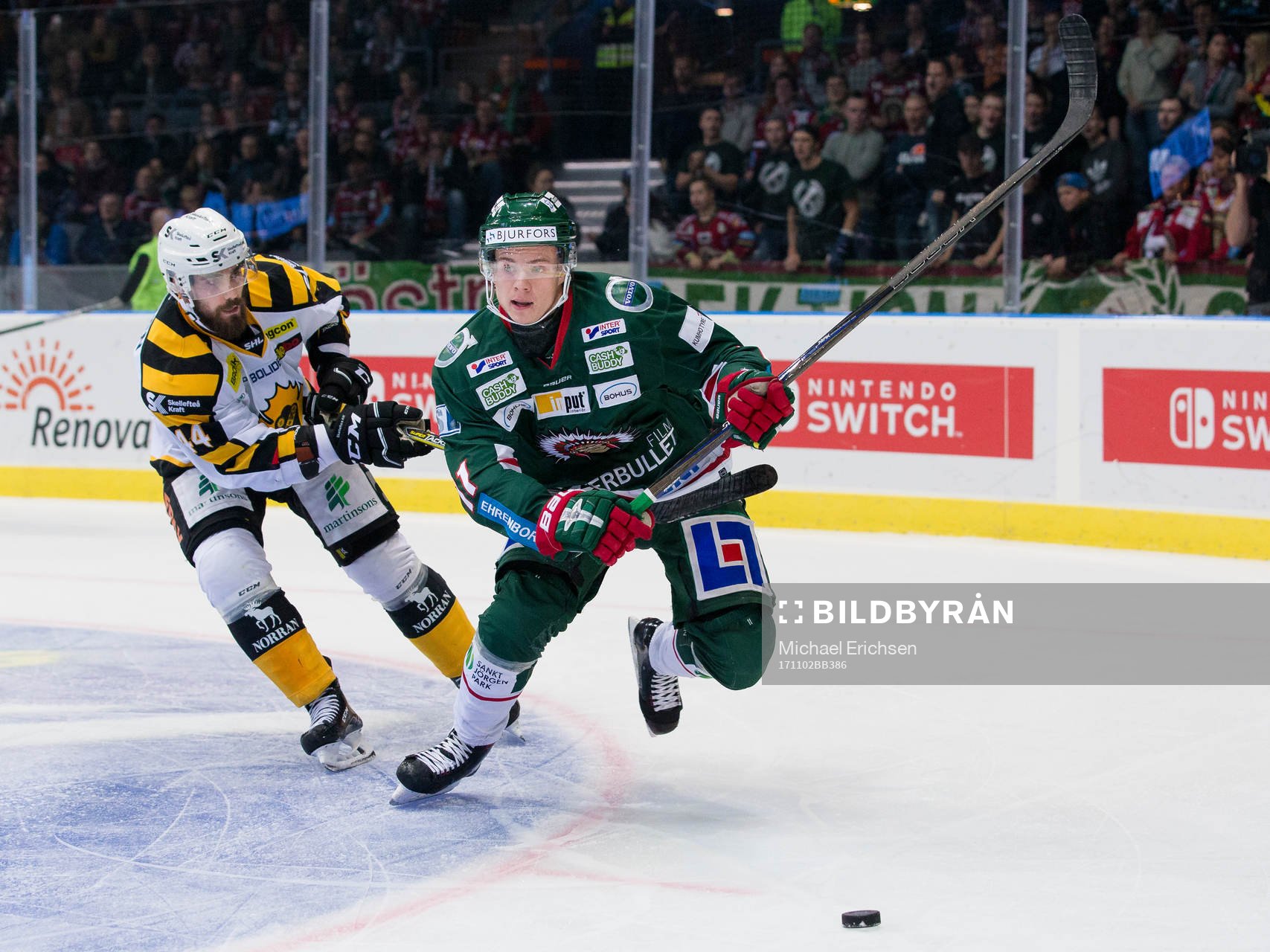 Skellefteås Morgan Ellis försöker stoppa Frölundas