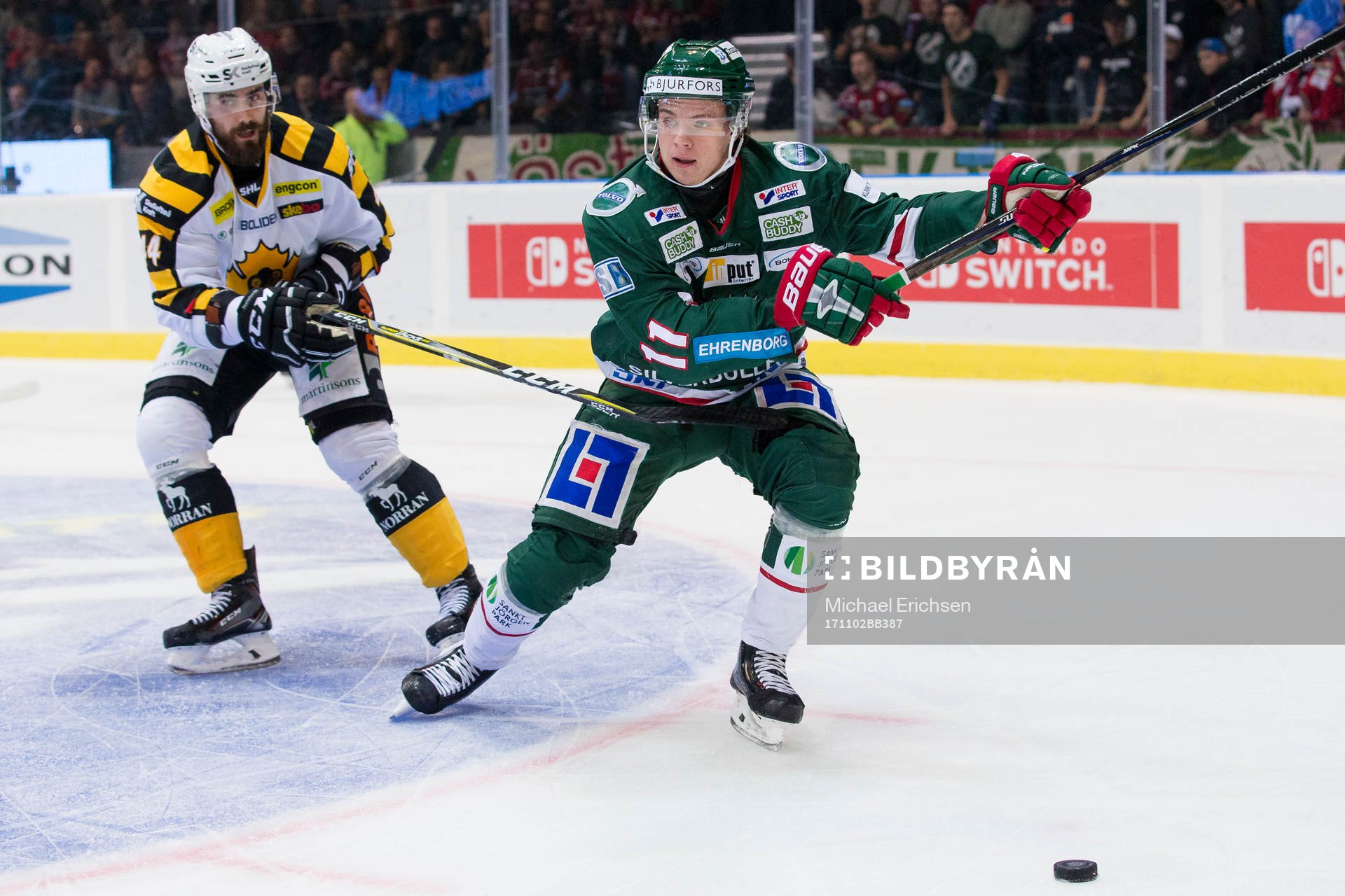 Skellefteås Morgan Ellis försöker stoppa Frölundas