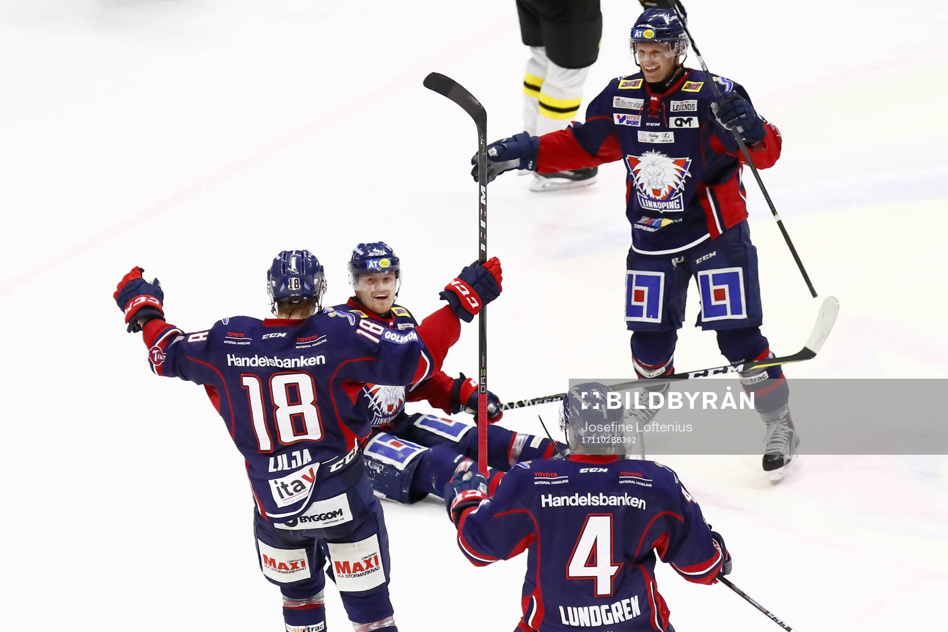 Linköpings Nick Sörensen sitter på isen och jublar mot