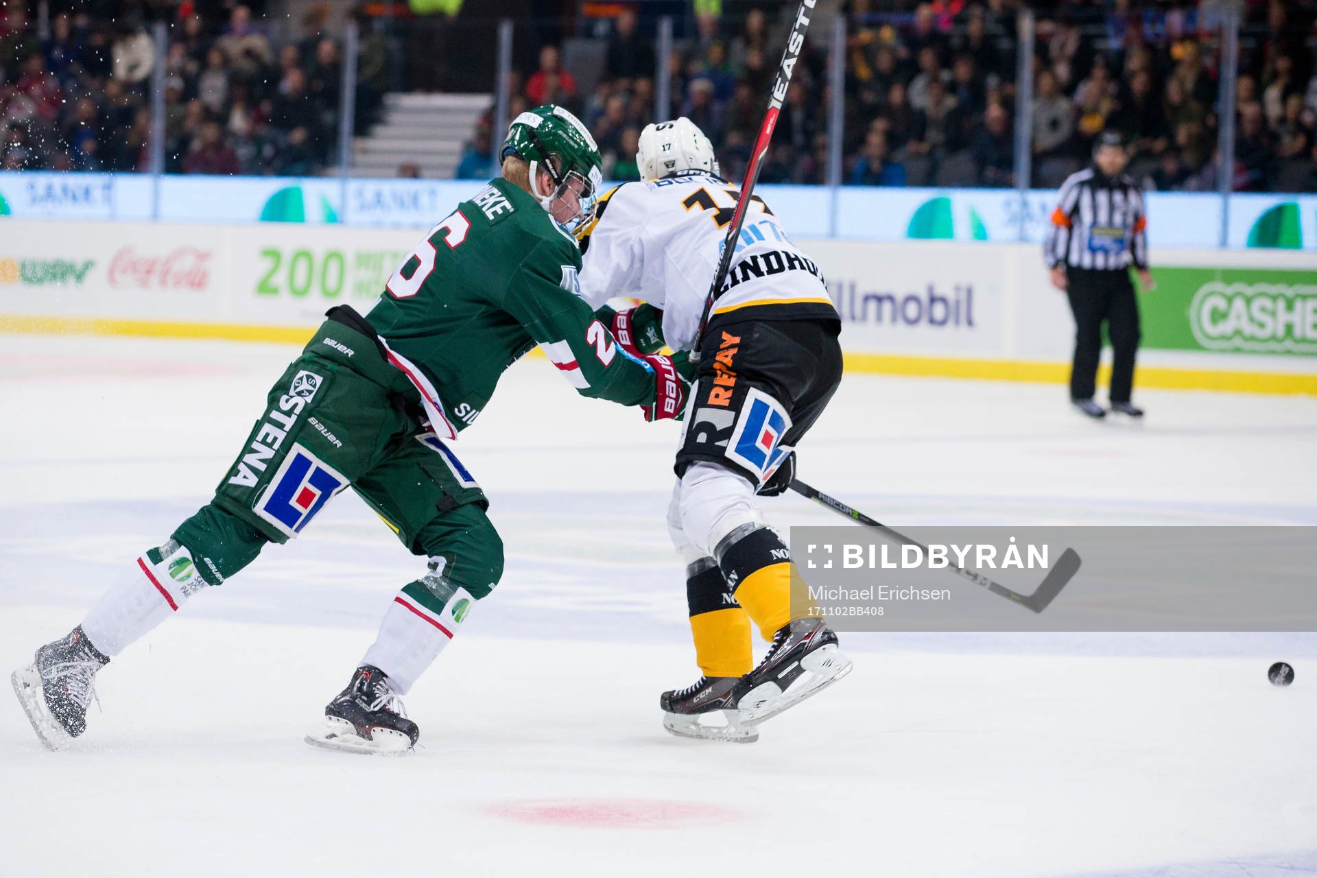 Frölundas Rasmus Dahlin tacklar Skellefteås Pär Lindholm
