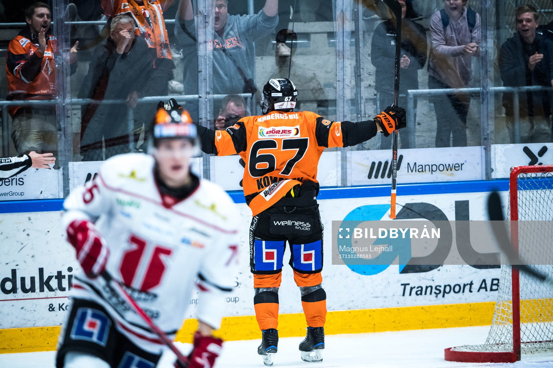 Karlskronas Konstantin Komarek jublar med publiken