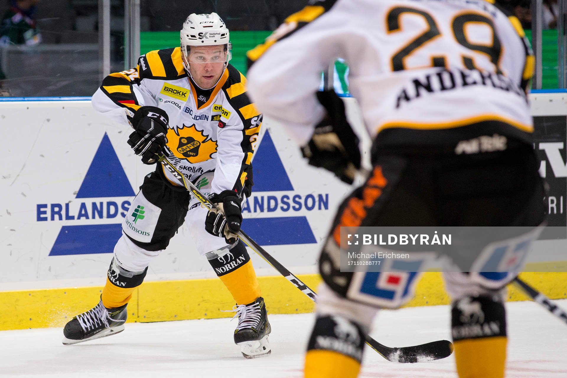 Skellefteås Mark Katic passar Matt Anderson