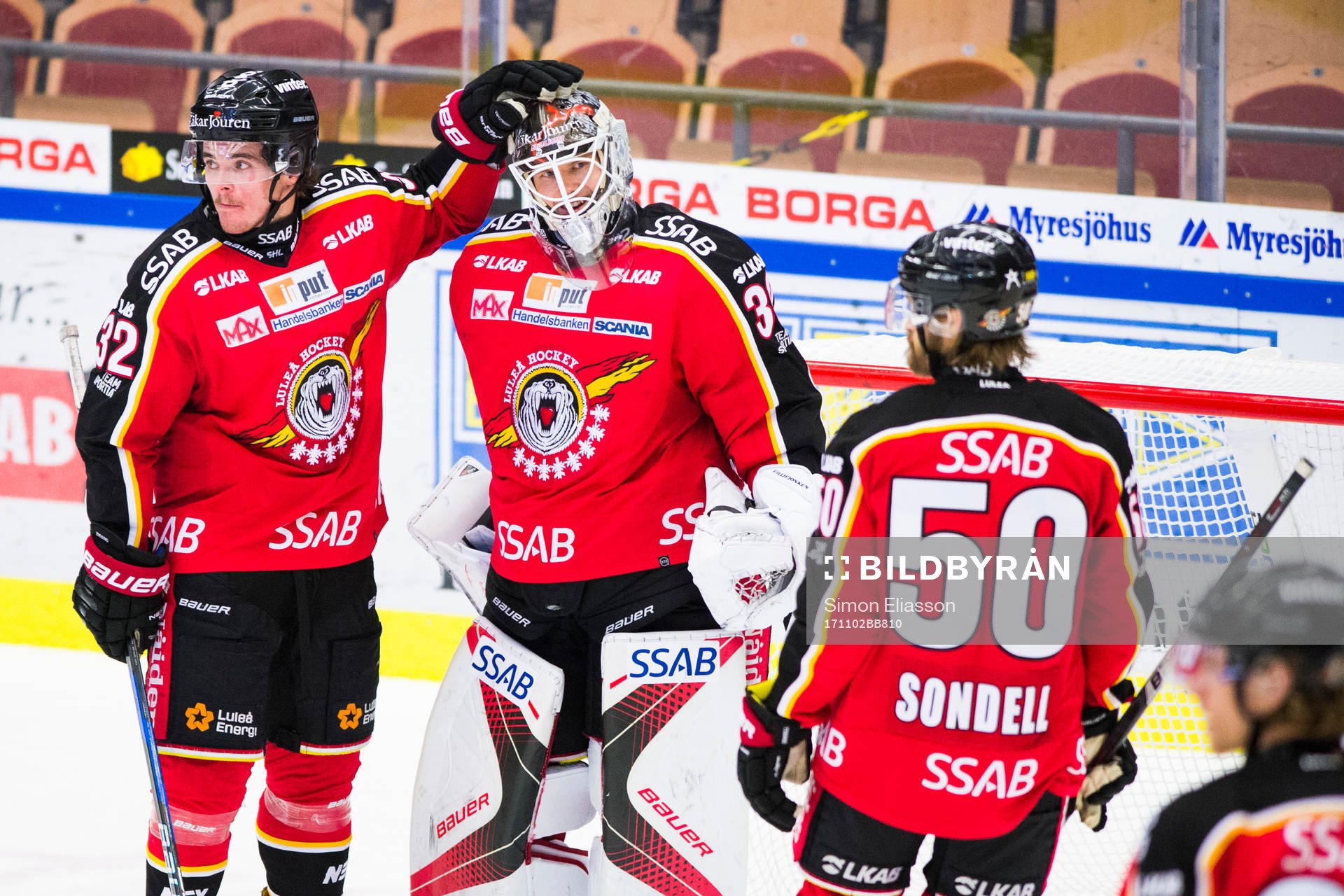 Luleås Oscar Engsund och målvakt Filip Gustavsson jublar