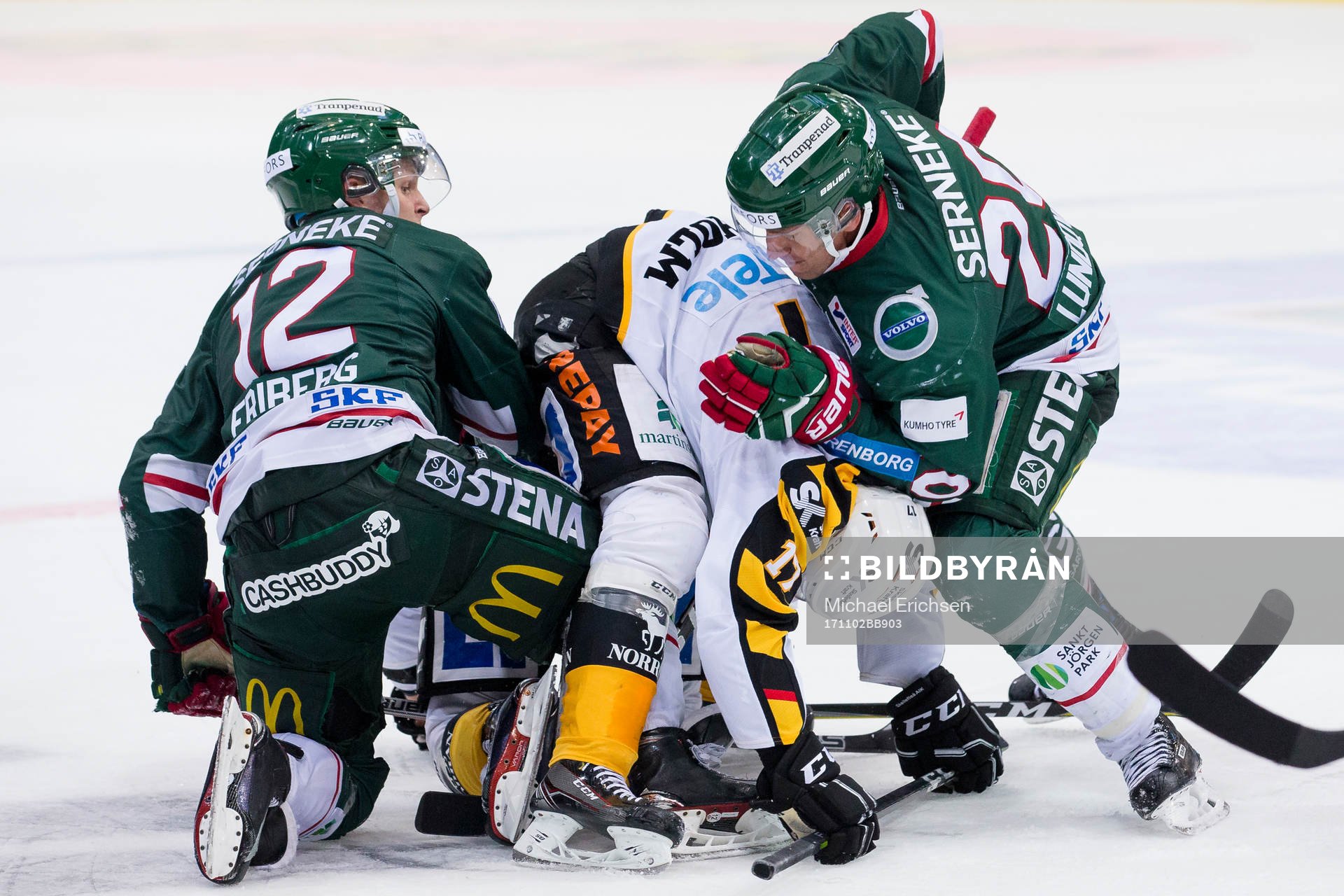 Frölundas Max Friberg och Joel Lundqvist i kamp om om