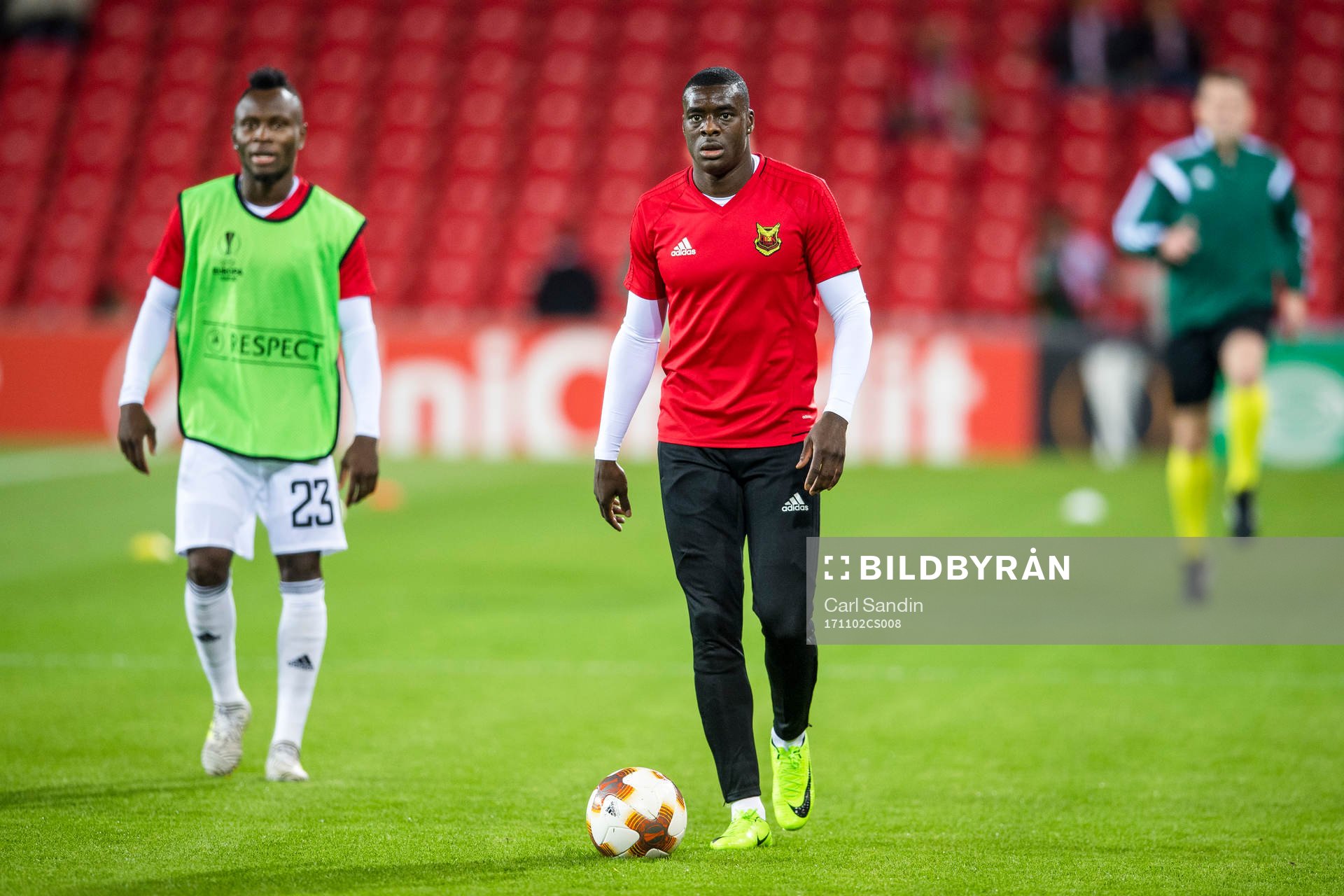 Östersunds Samuel Mensiro och Ken Sema  före