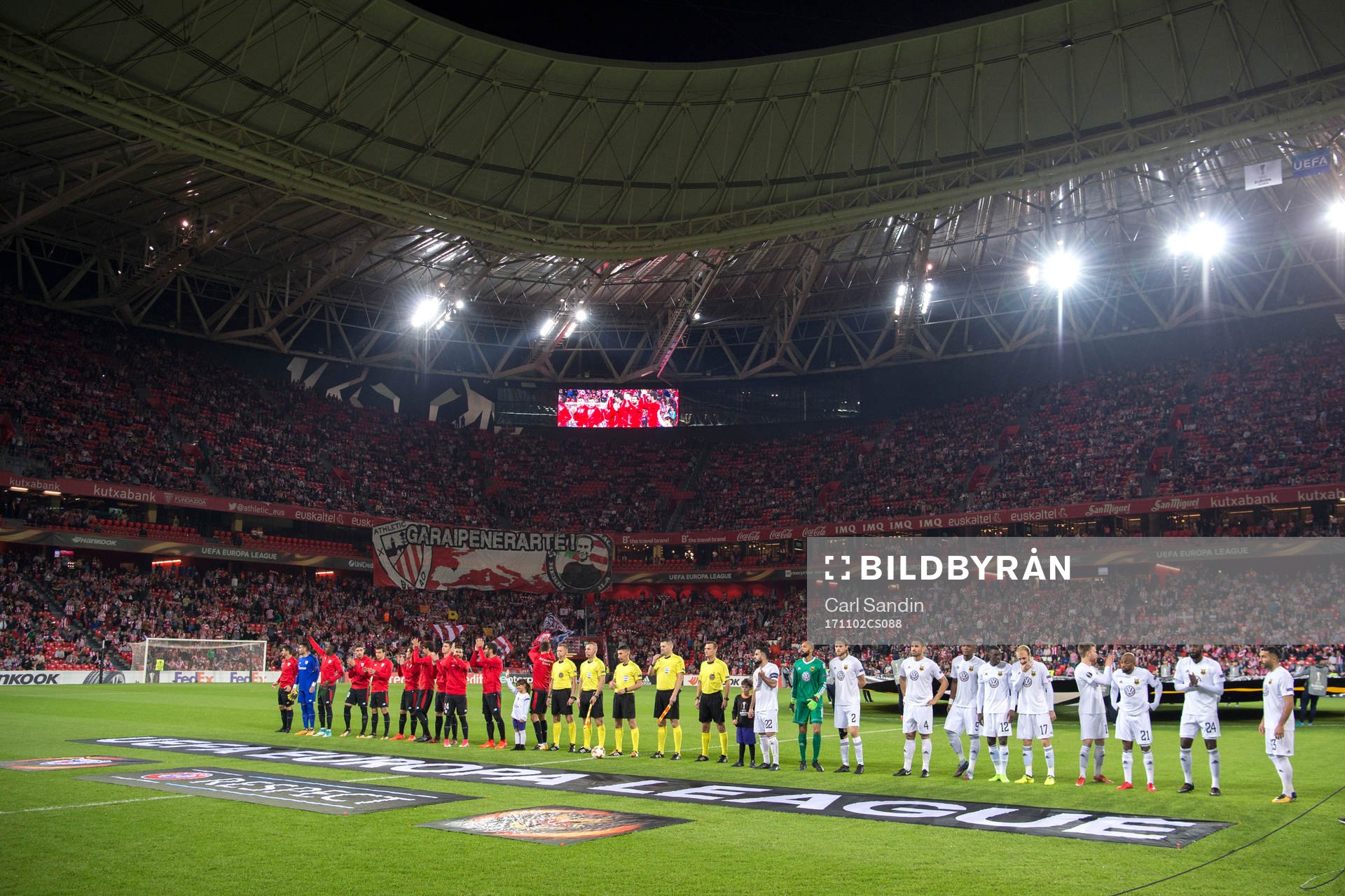 Spelarna vid lineup innan fotbollsmatchen i Europa League