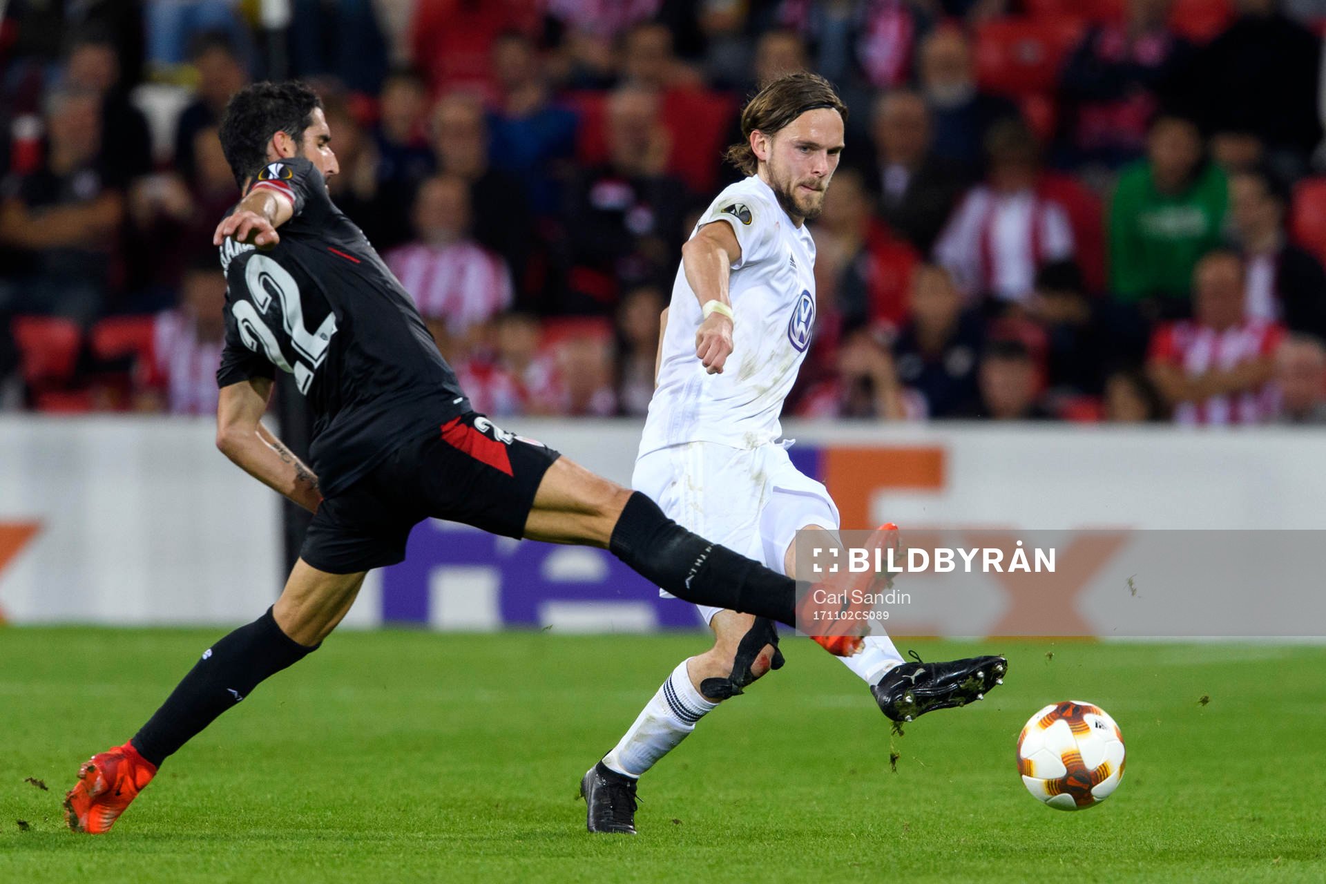 Athletic Bilbaos Raul Garcia och Östersunds Tom Pettersson under fotbollsmatchen i Europa League mellan Athletic Bilbao och Östersund den 2 november 2017 i Bilbao.