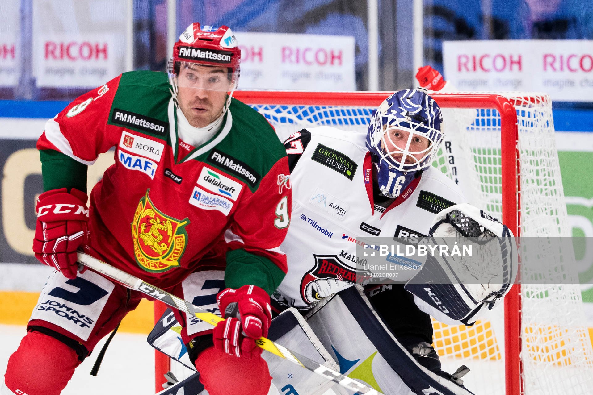 Moras Andrew Rowe och Malmö Redhawks målvakt Jonas