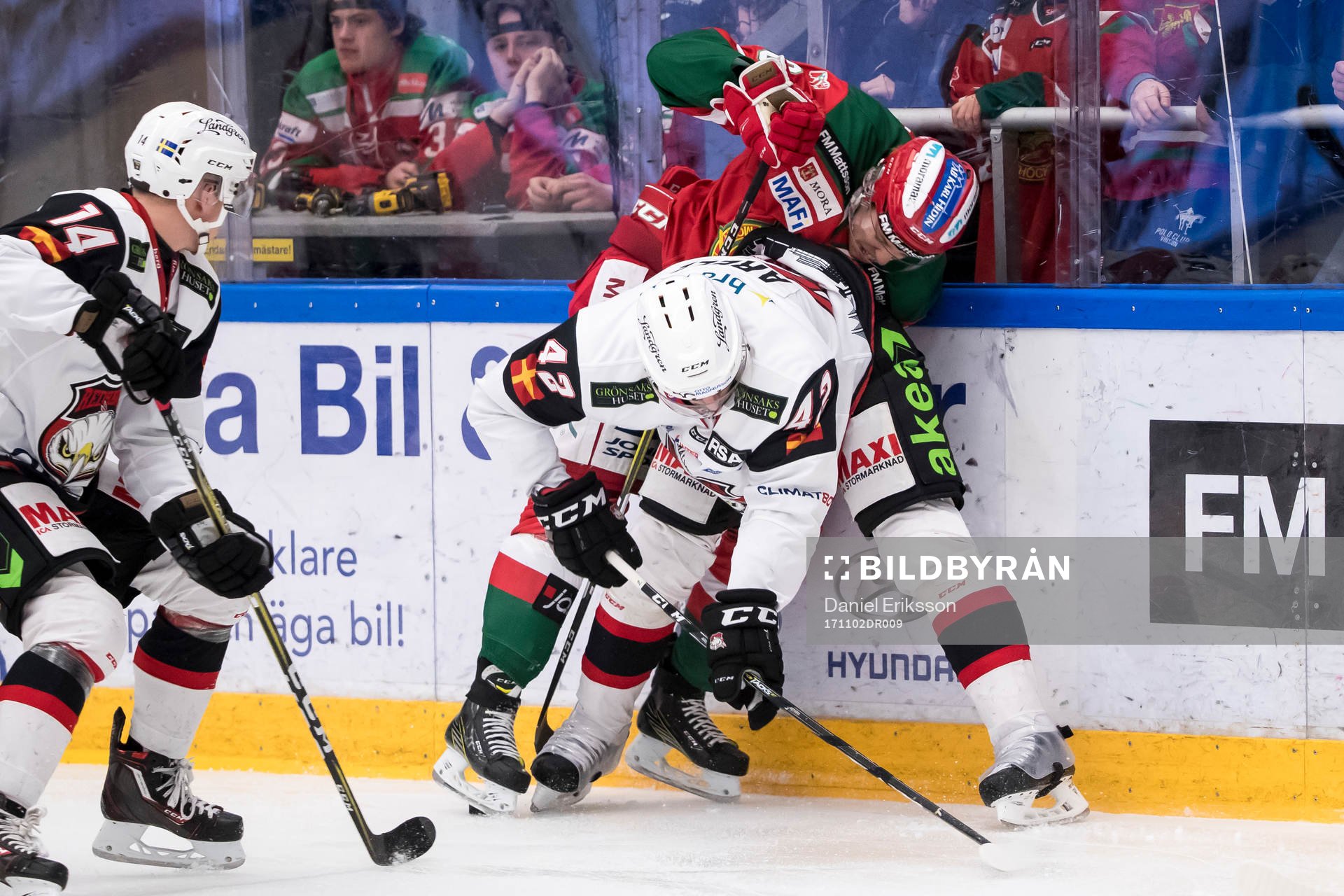 Malmö Redhawks Nichlas Hardt och Moras Robin Johansson  i