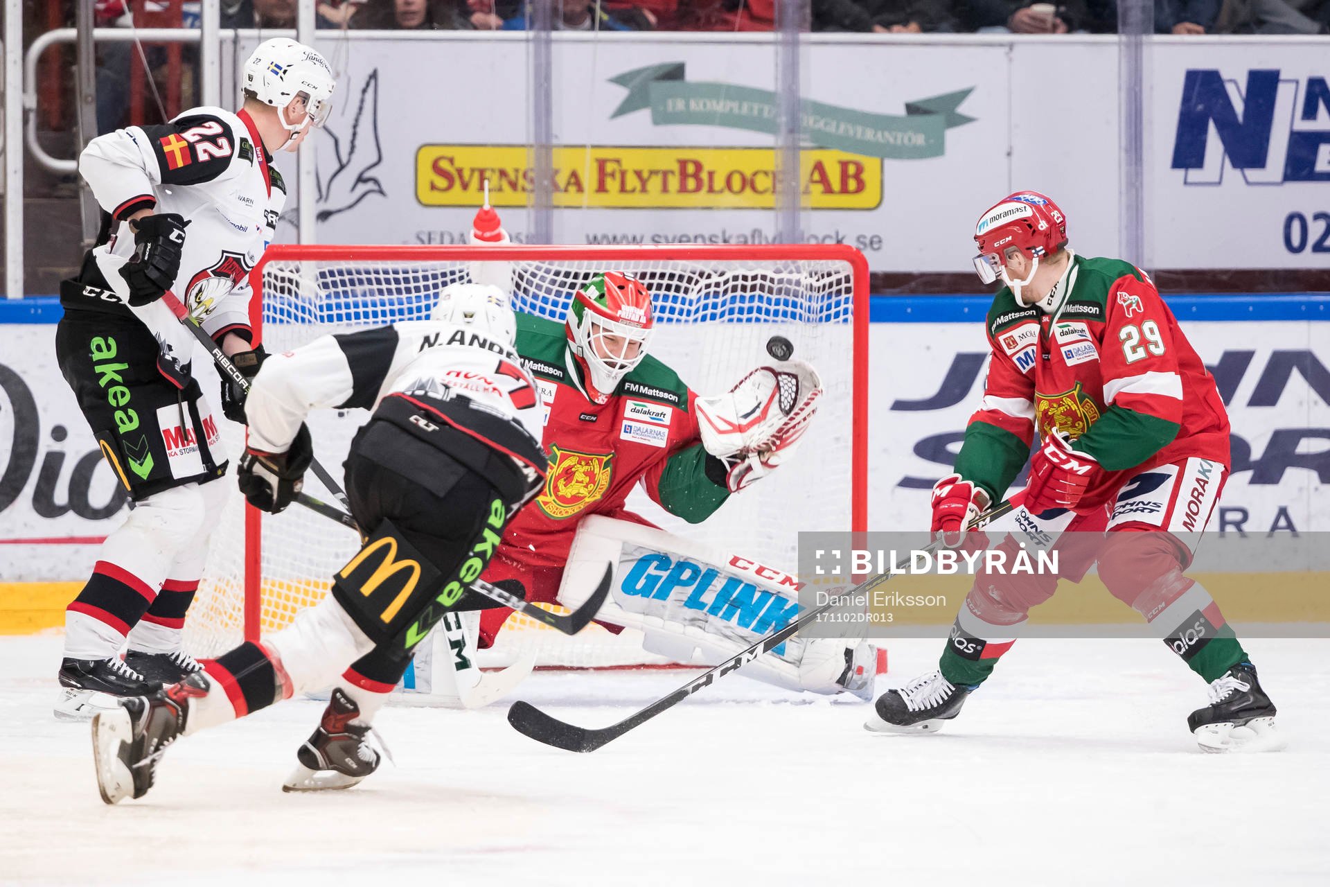 Malmö Redhawks Nils Andersson skott mot Moras målvakt