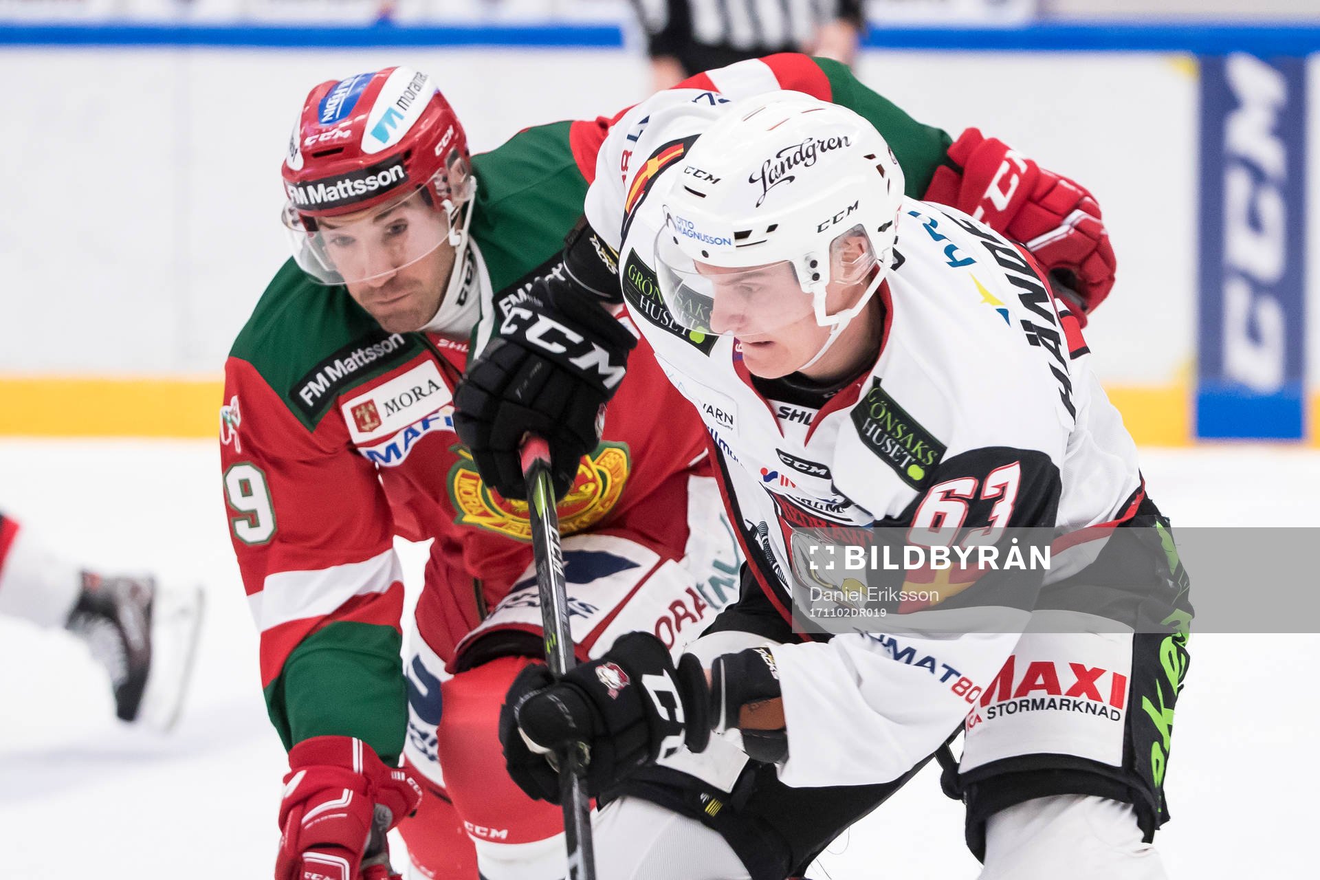 Moras Andrew Rowe och Malmö Redhawks Fredrik Händemark  i