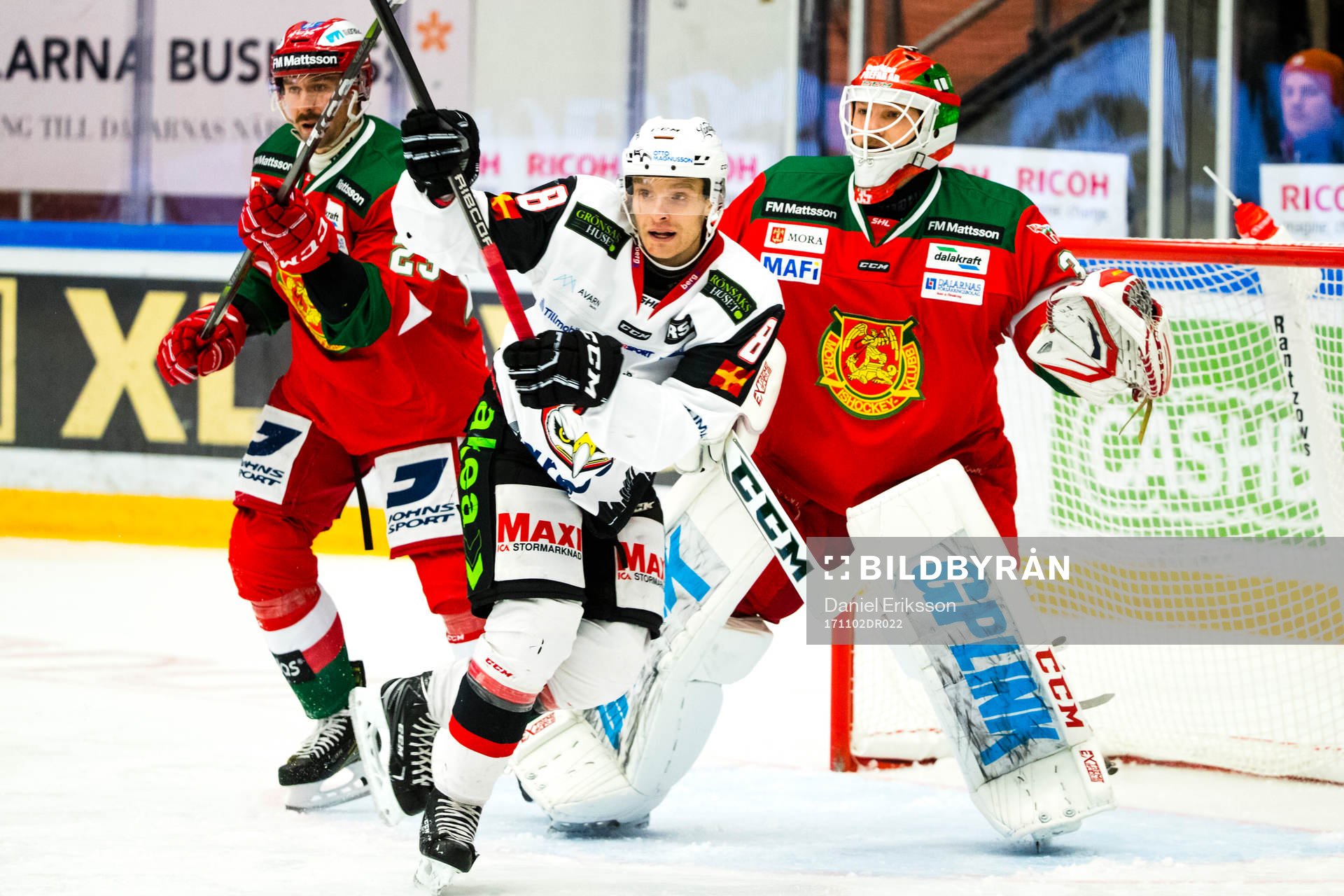 Malmö Redhawks Johan Olofsson oroar framför Moras Tomas