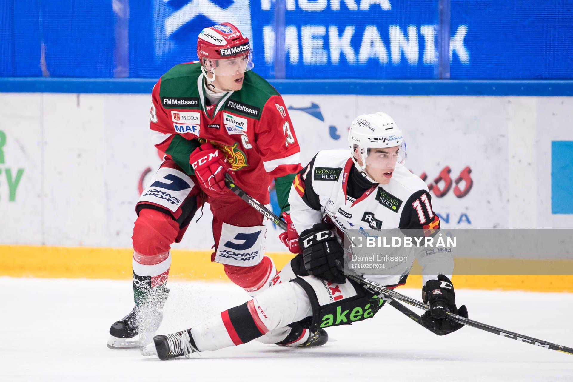 Moras Emil Bejmo och Malmö Redhawks Lukas Haudum  i