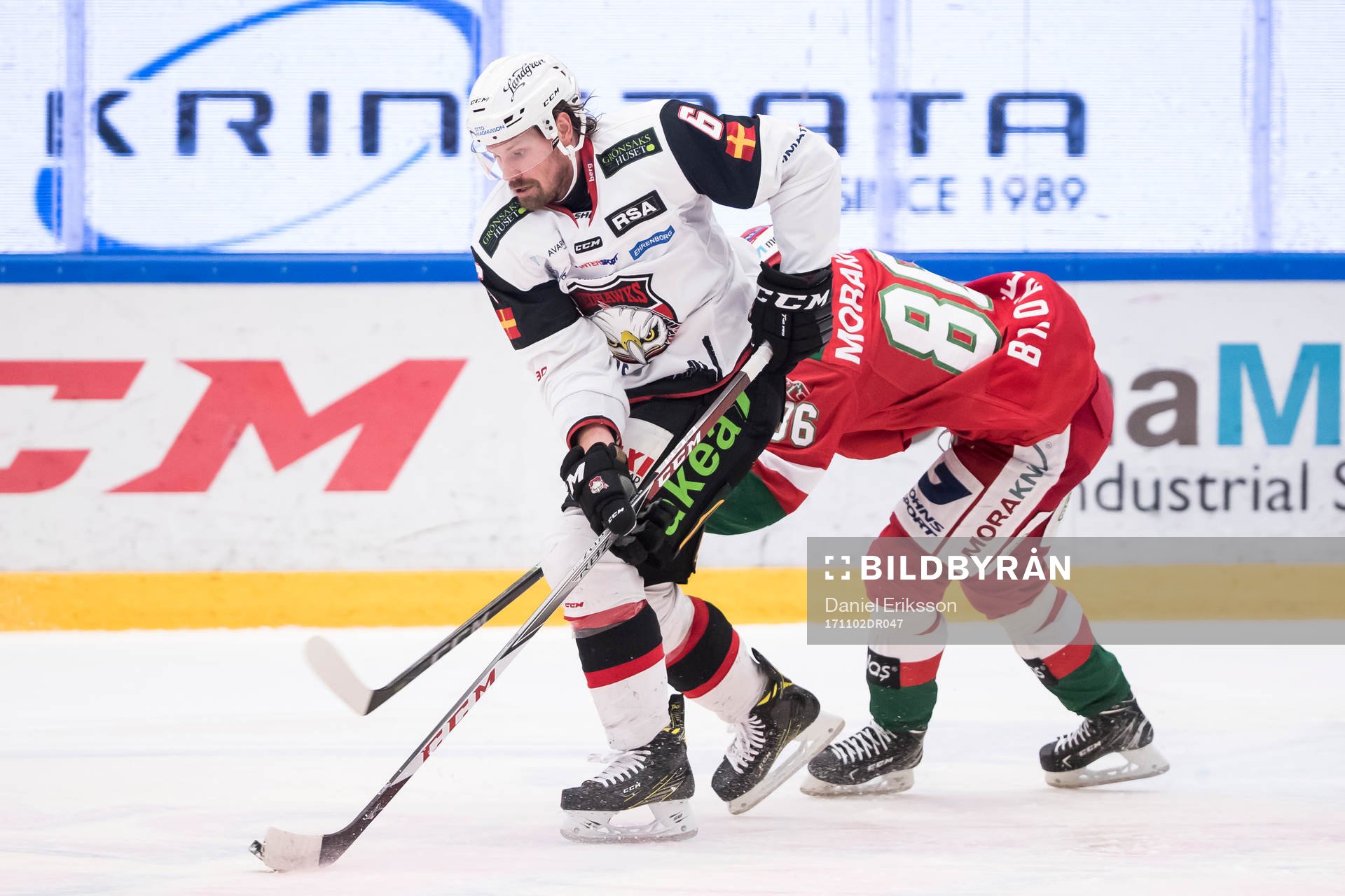Moras Mathias Bromé jagar Malmö Redhawks Stefan Warg  i