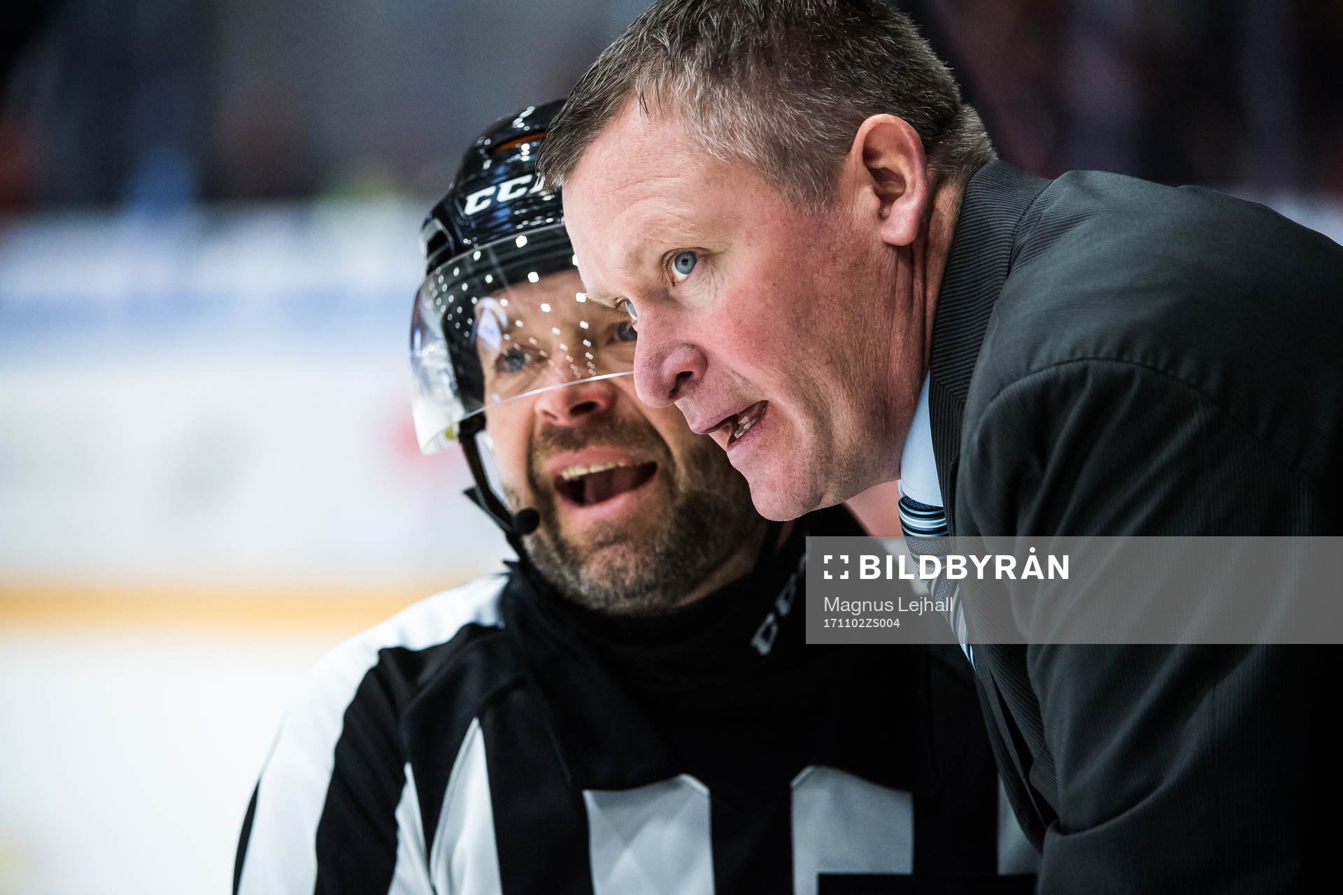 Domare Patrik Sjöberg  och tränare Niklas Sundblad i