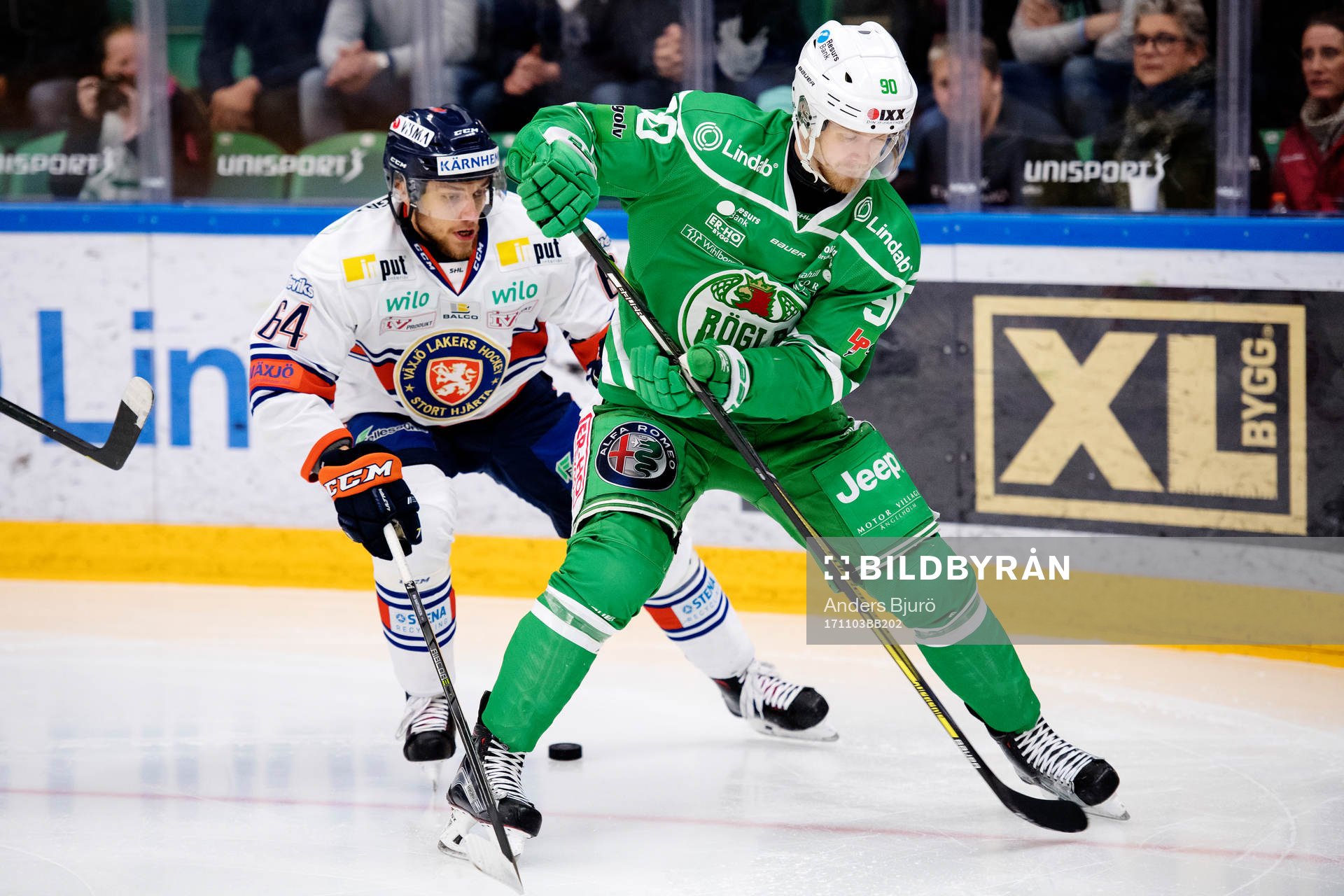 Växjös Eric Martinsson och Rögles Ted Brithén i kamp om