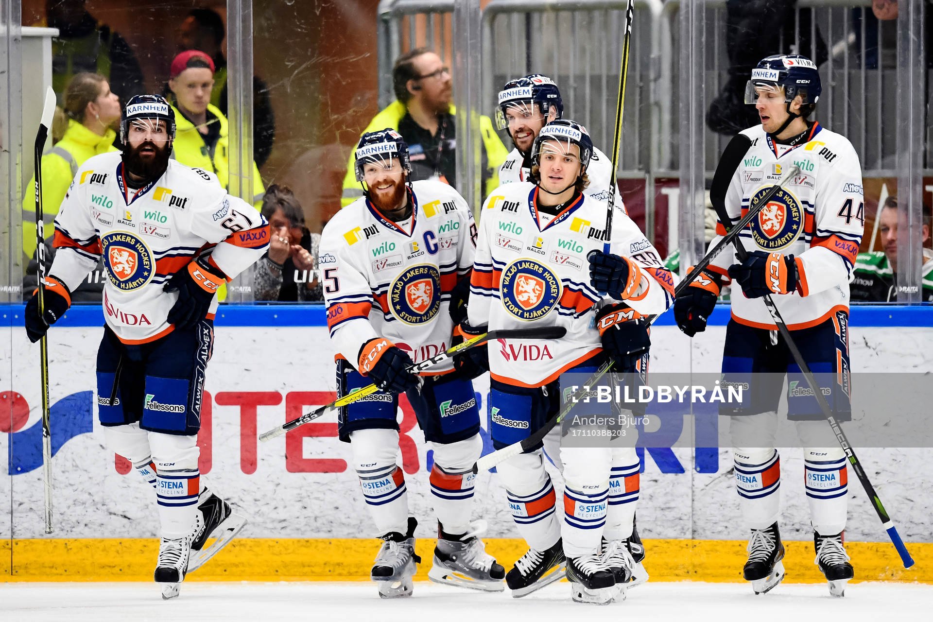 Växjös Adam Brodecki jublar med lagkamrater