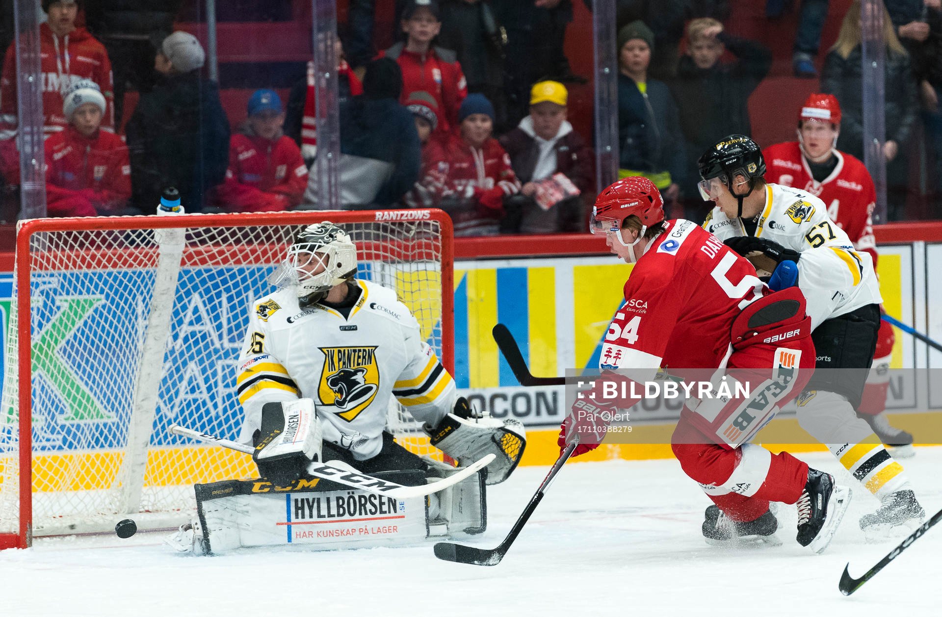 Timrås Jonathan Dahlen skjuter i stolpen