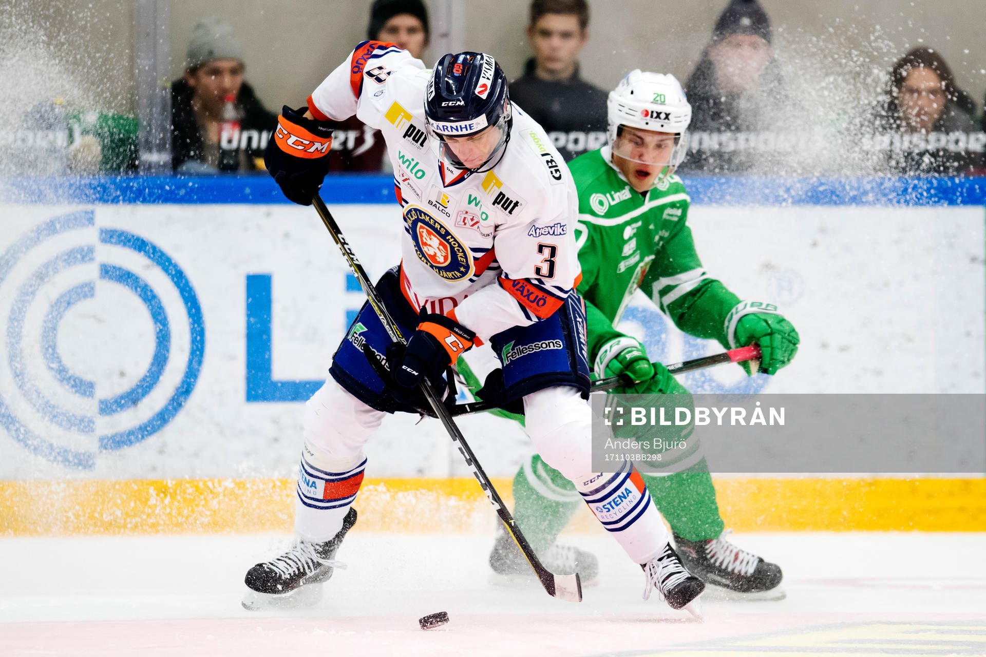 Växjös Oliver Bohm och Rögles Mathias From i kamp om