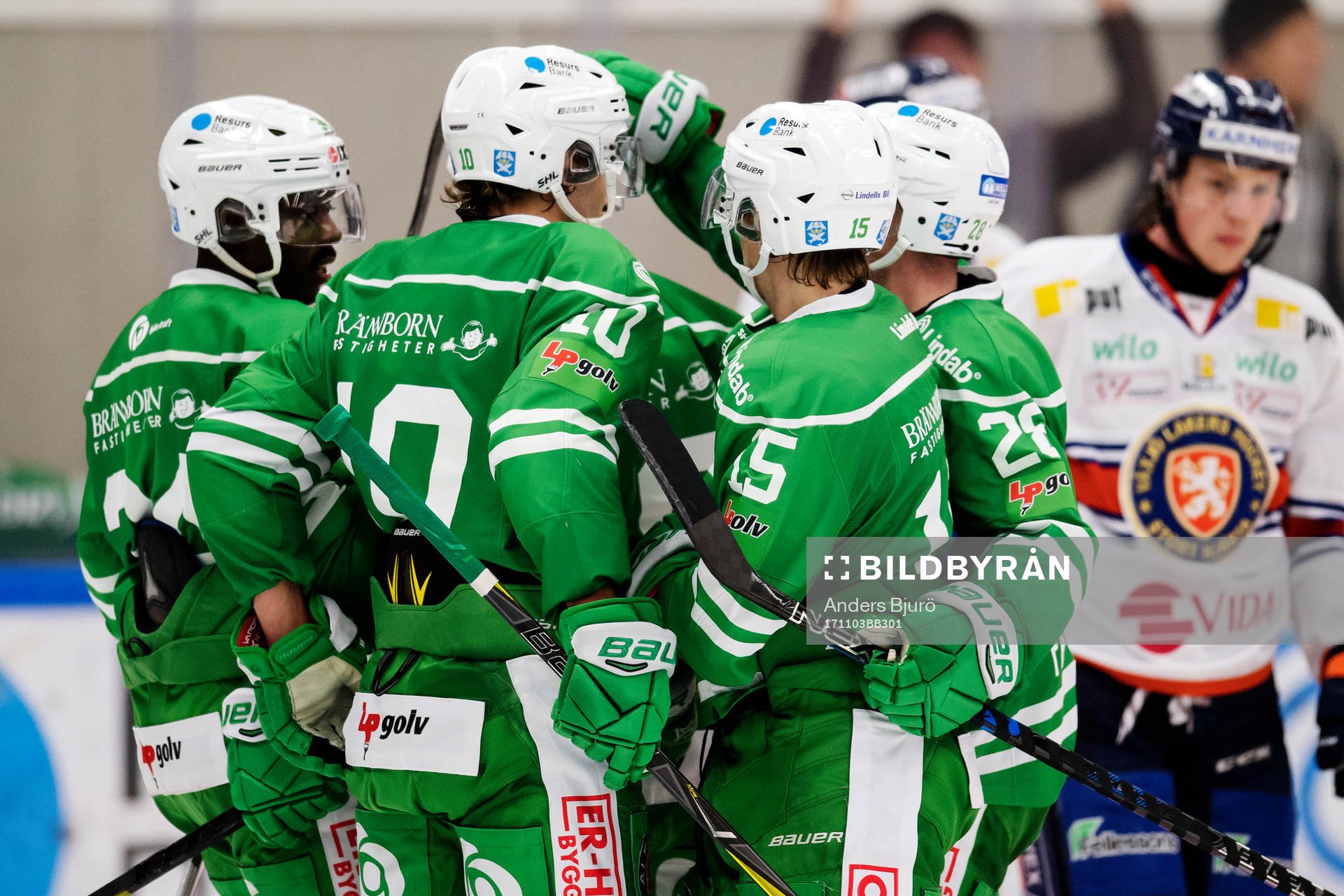 Rögles Juhamatti Aaltonen jublar med lagkamrater