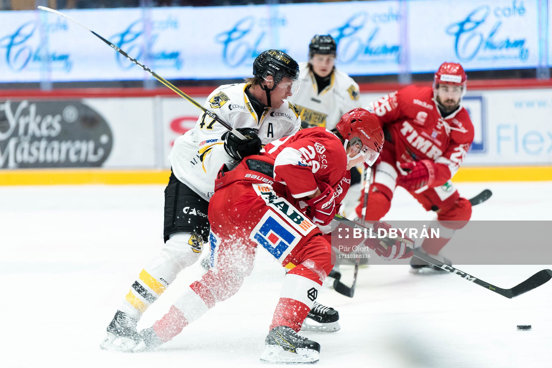 Panterns Andreas Söderberg i närkamp mot Timrås Lukas