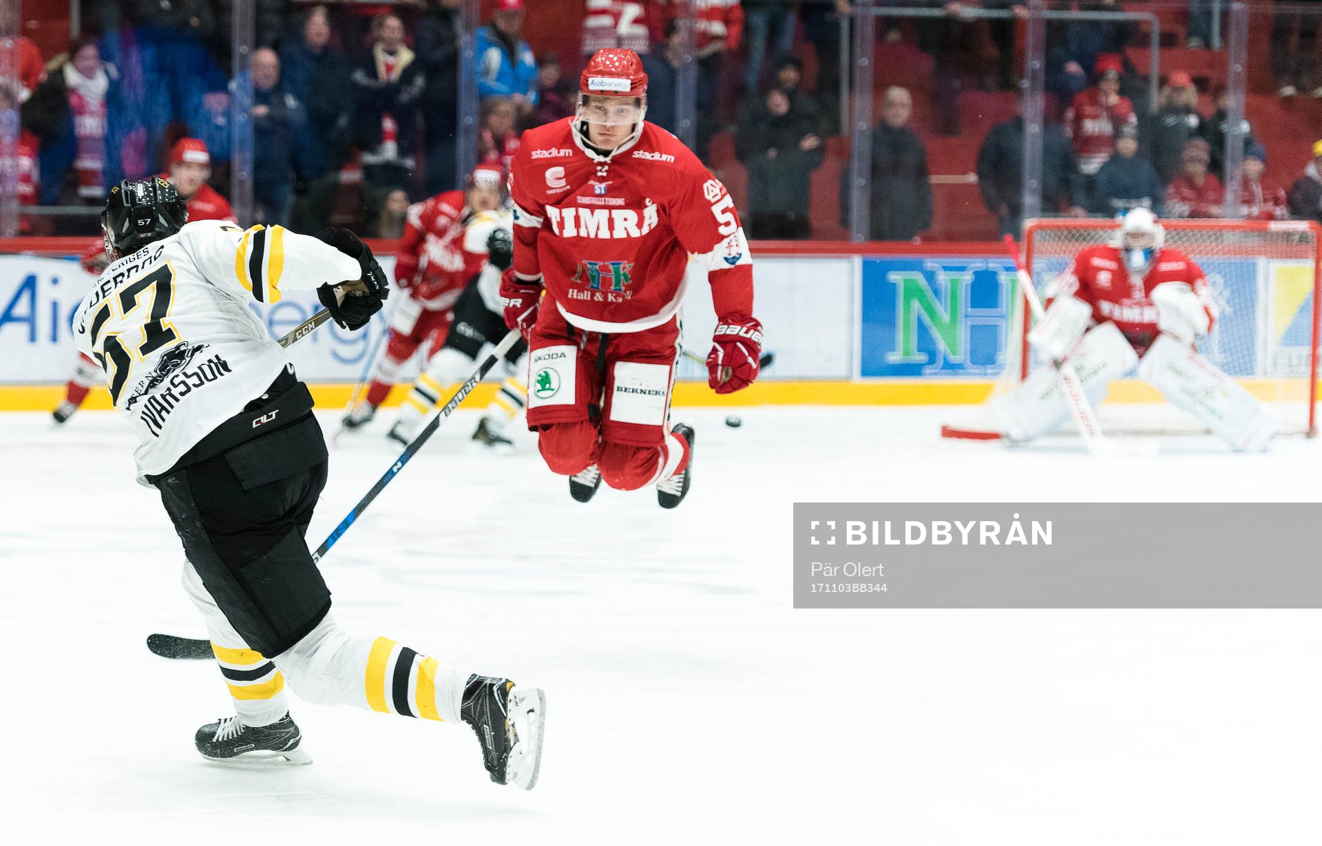 Panterns Johan Ivarsson skjuter och en timråspelare hoppar