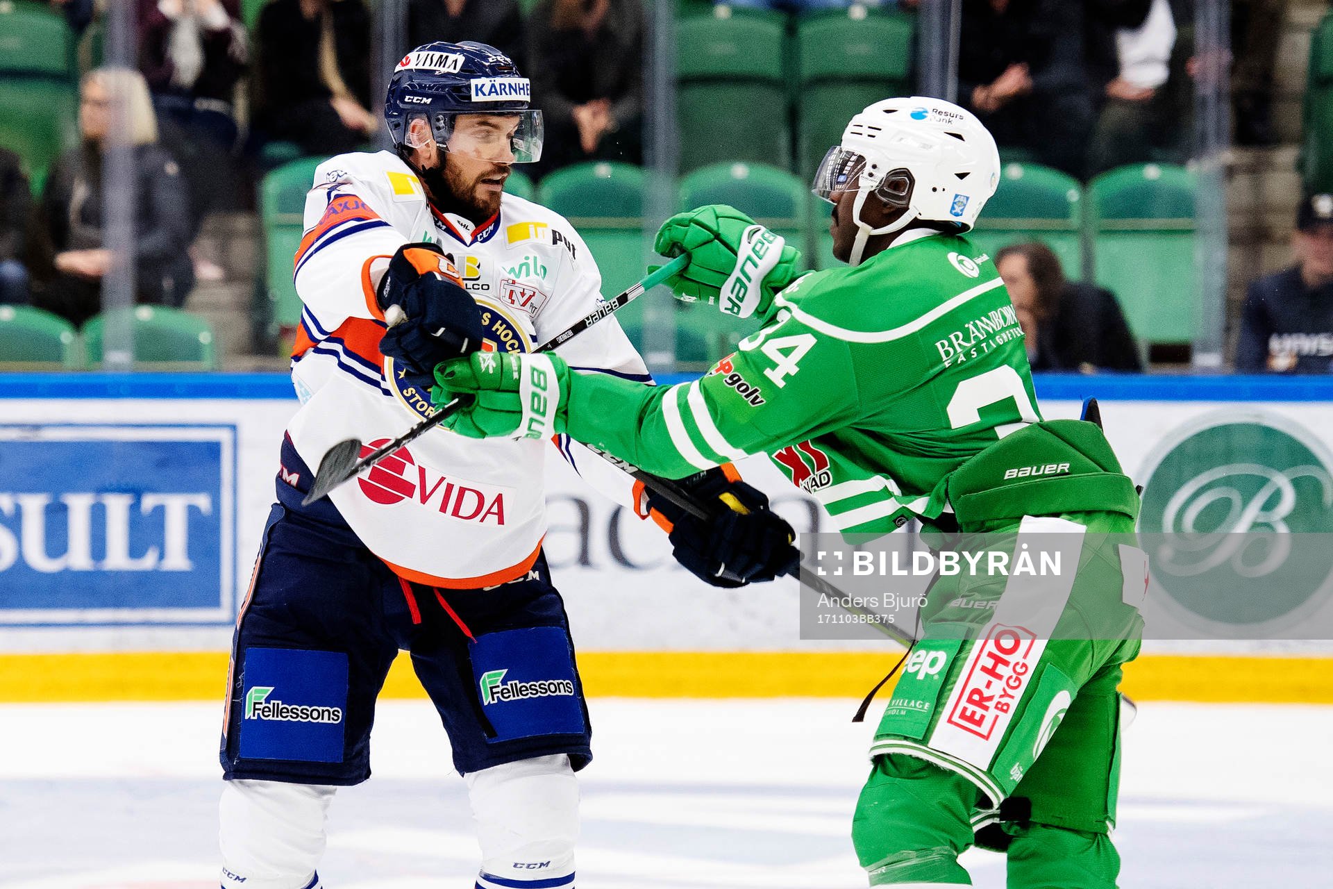 Växjös Noah Welch och Rögles Edwin Hedberg i en fight