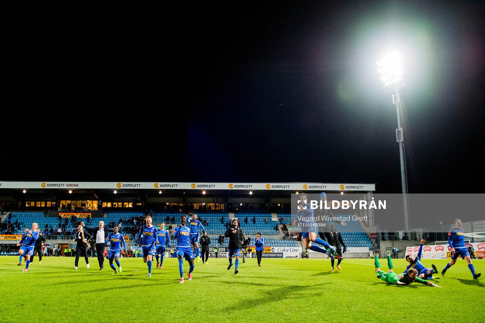 Sandefjord celebrate after winning the Eliteserien match between Sandefjord and Vålerenga on November 3, 2017 in Sandefjord.