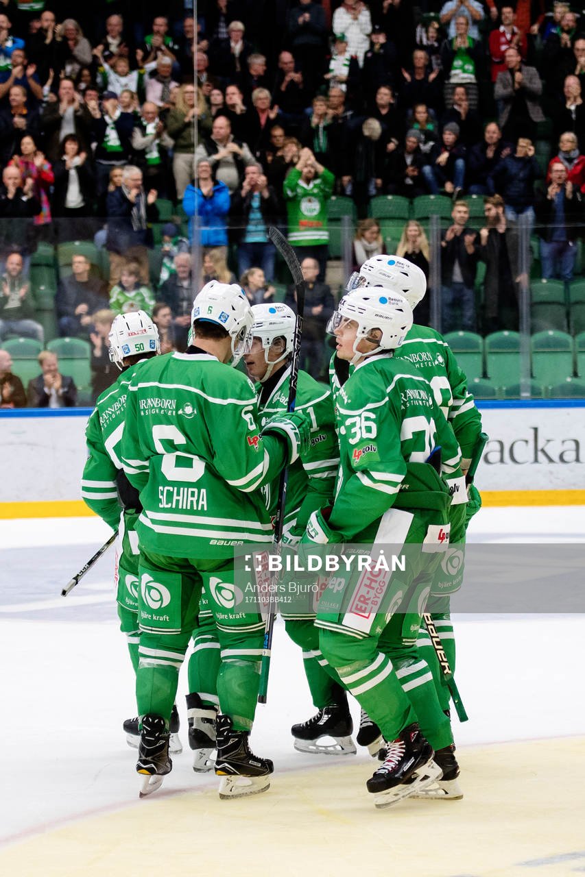 Rögles Filip Karlsson jublar med lagkamrater Craig Schira