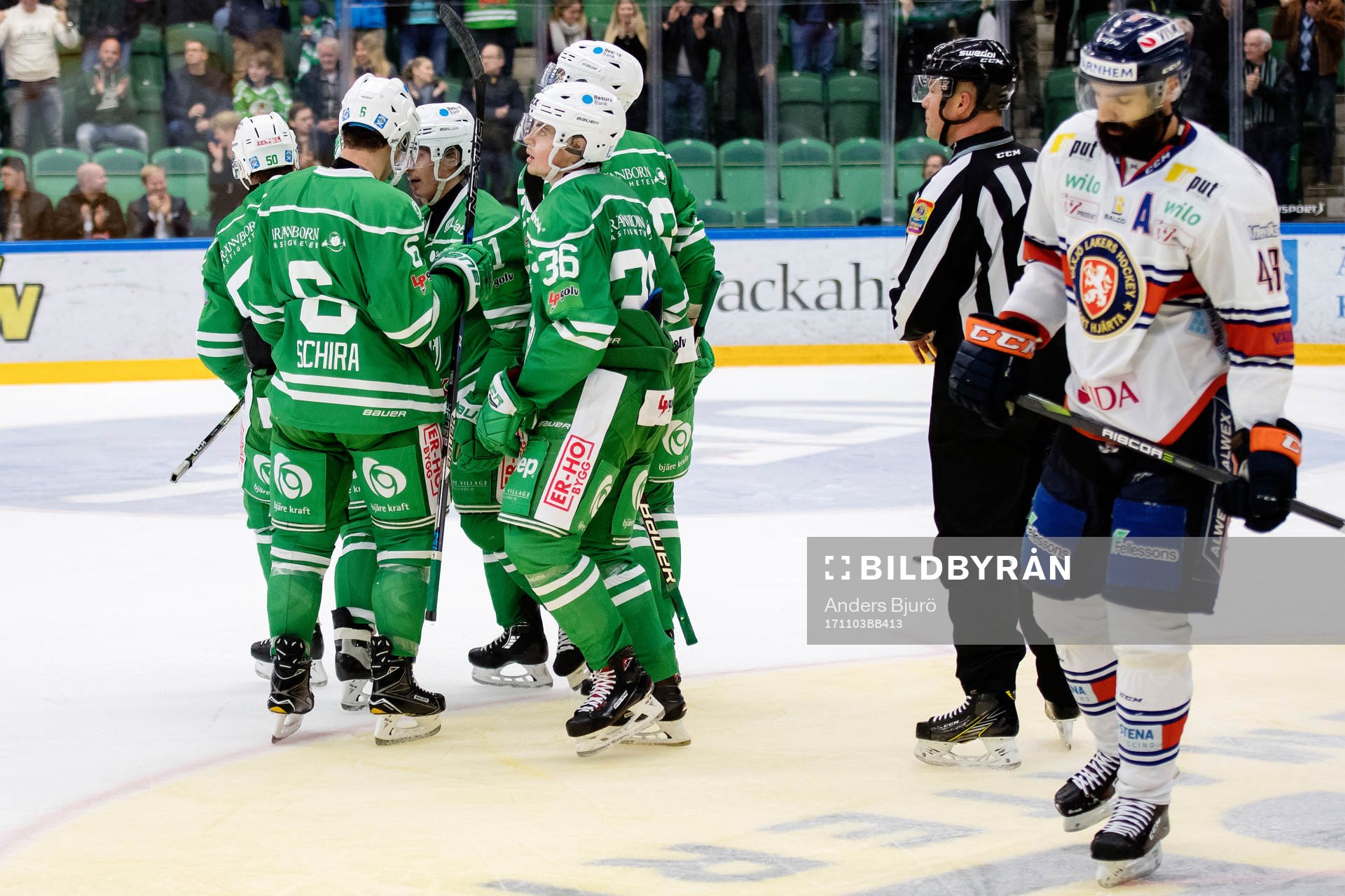 Rögles Filip Karlsson jublar med lagkamrater Craig Schira