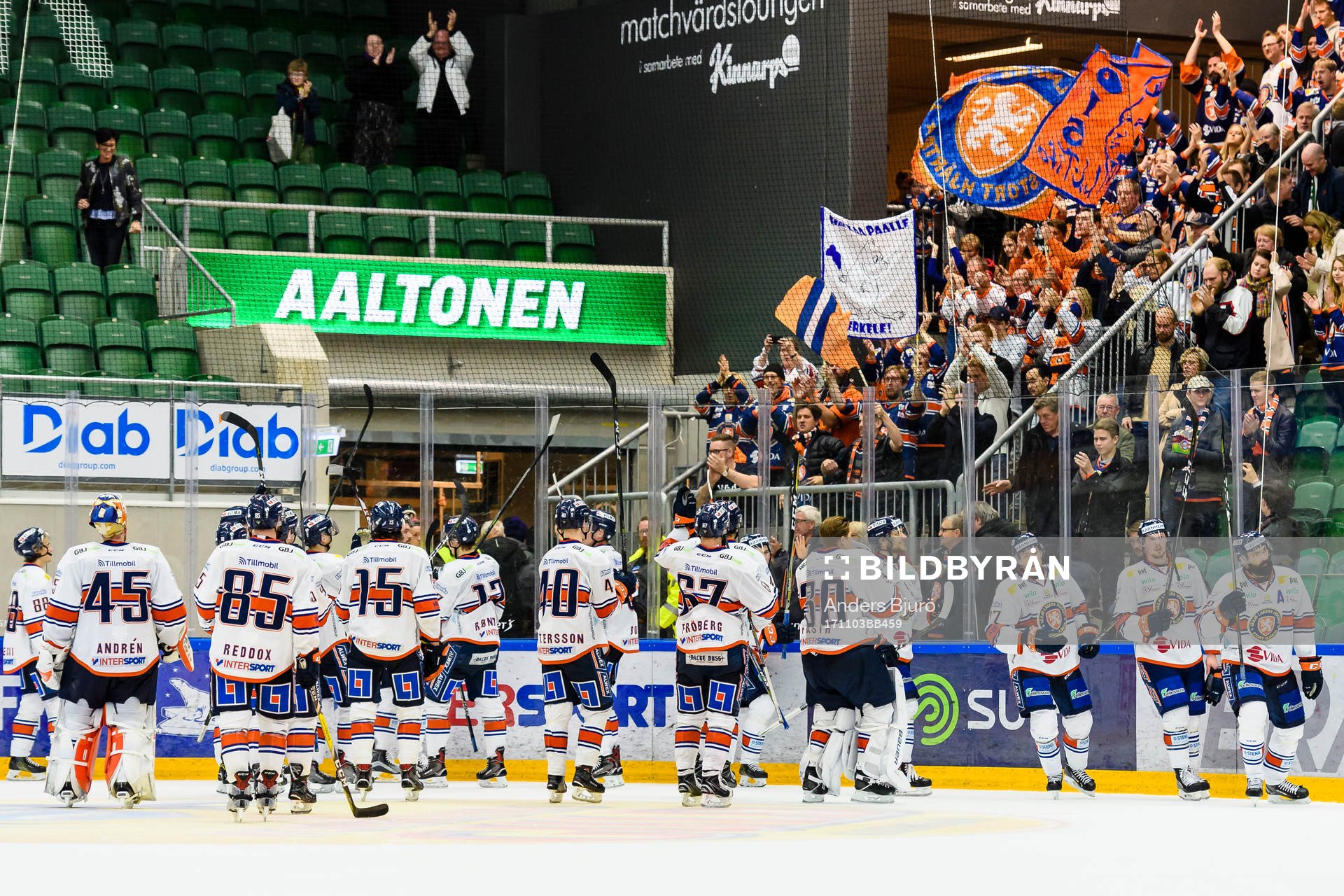 Växjös spelare jublar med sina supporters