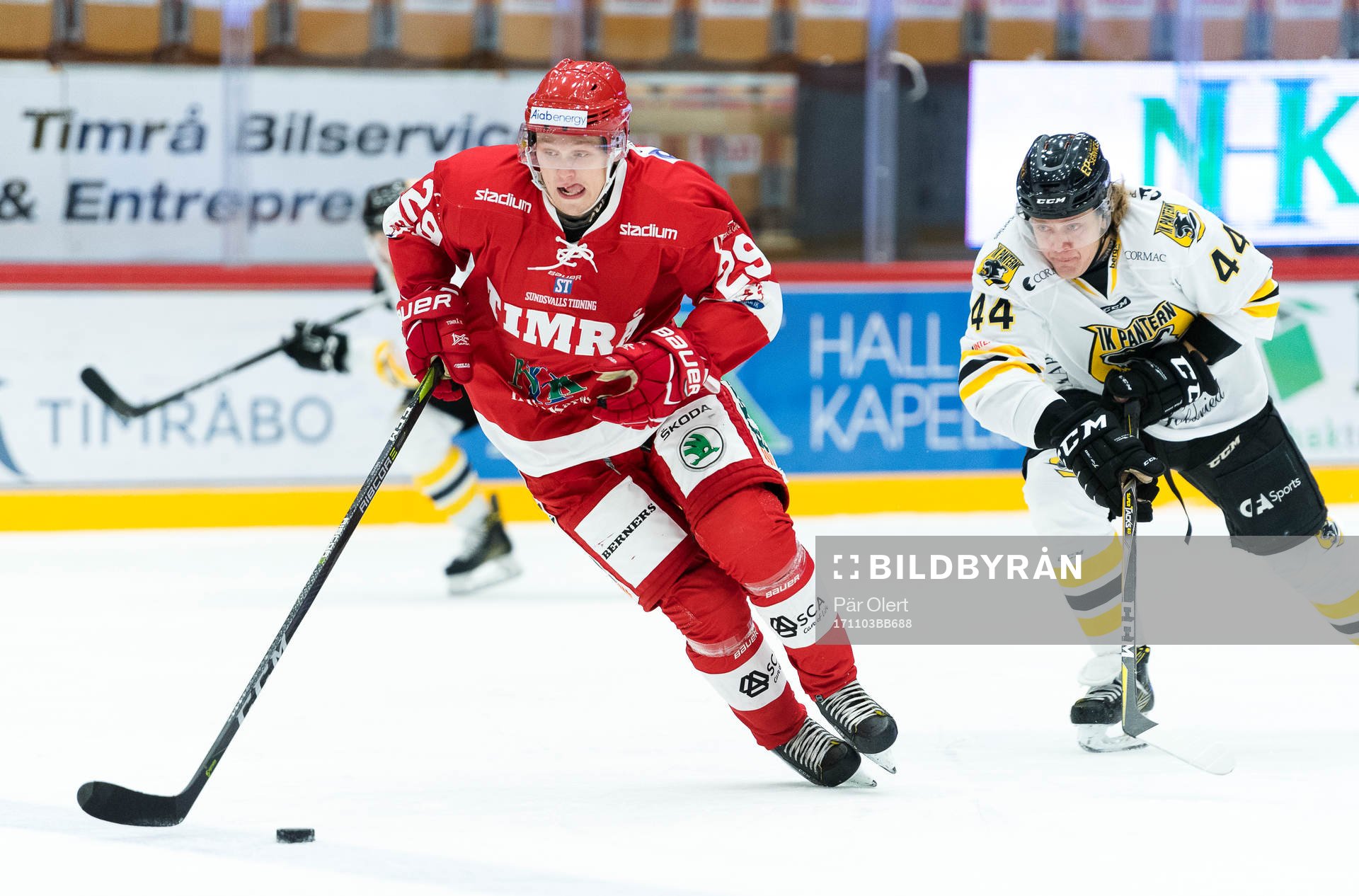 Timrås Lukas Enqvist jagas av Panterns Olle Liss