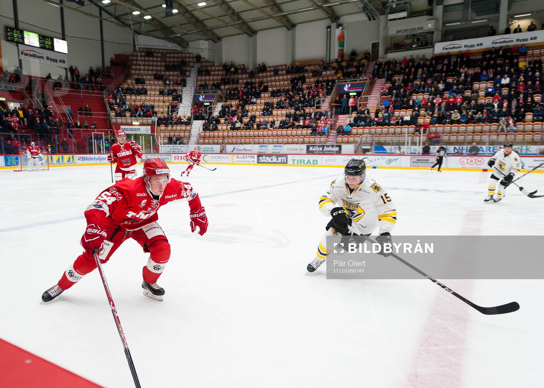 Timrås Jonathan Dahlen i närkamp mot Panterns Alex