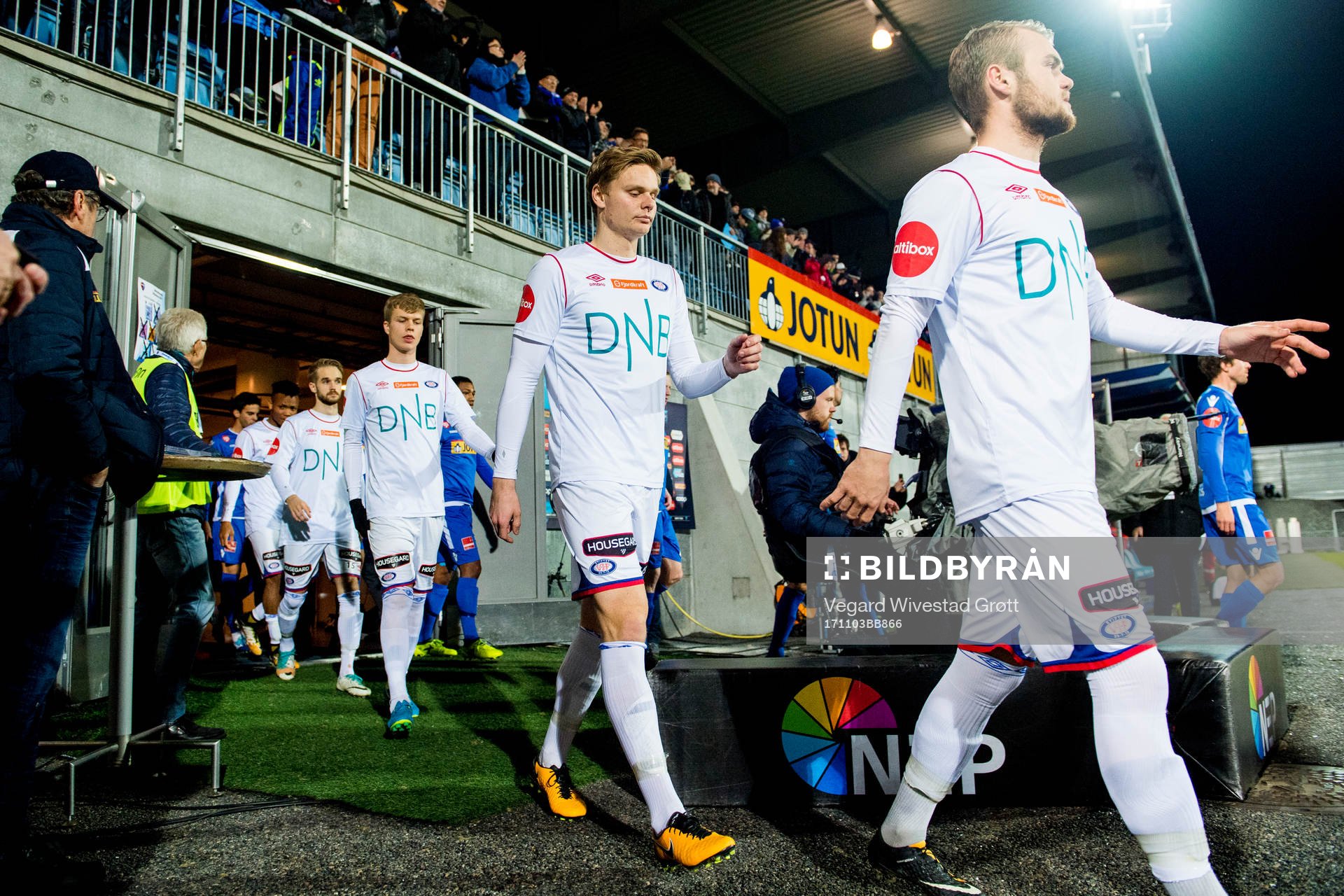 Simen Kristiansen Juklerød of Vålerenga enters the pitch