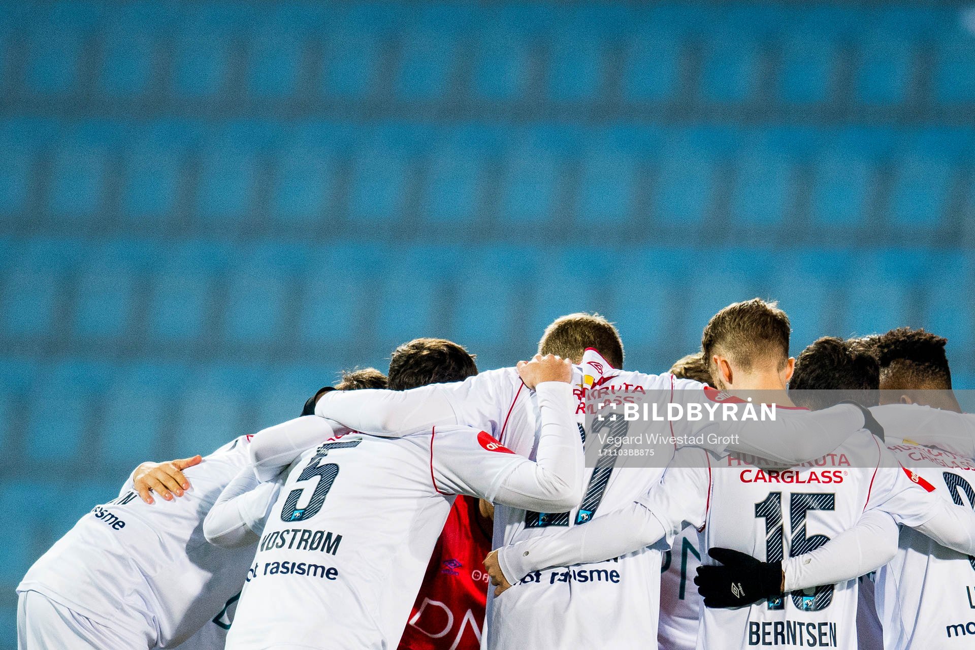 Players of Vålerenga gather in a circle