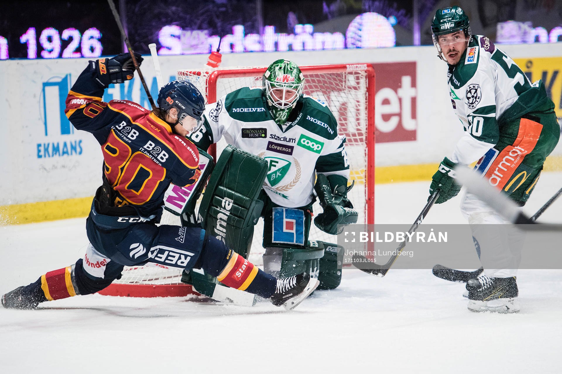 Djurgårdens Gustav Possler mot Färjestads målvakt Stefan