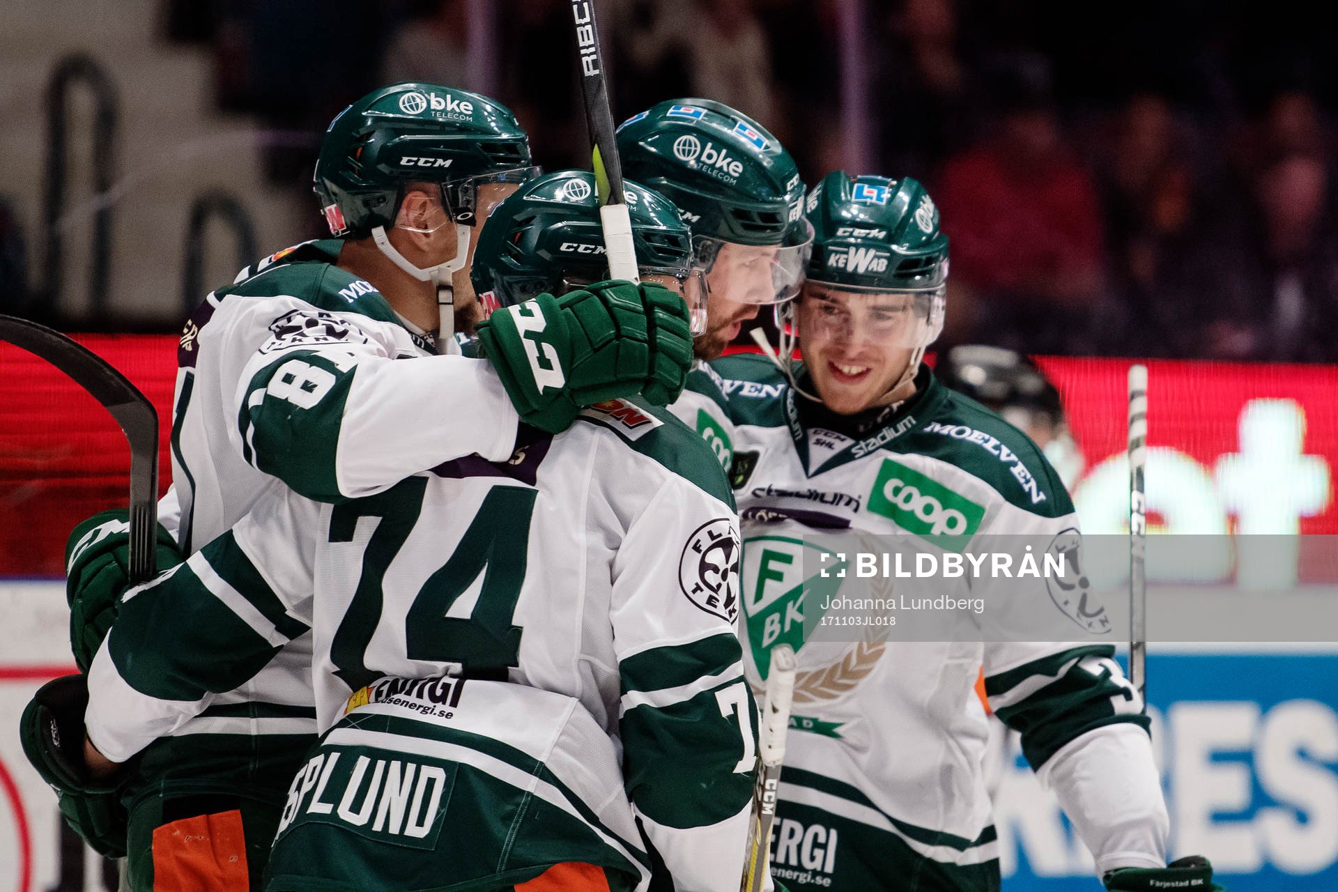 Färjestads Dick Axelsson reducerar till 2-1 och jublar med