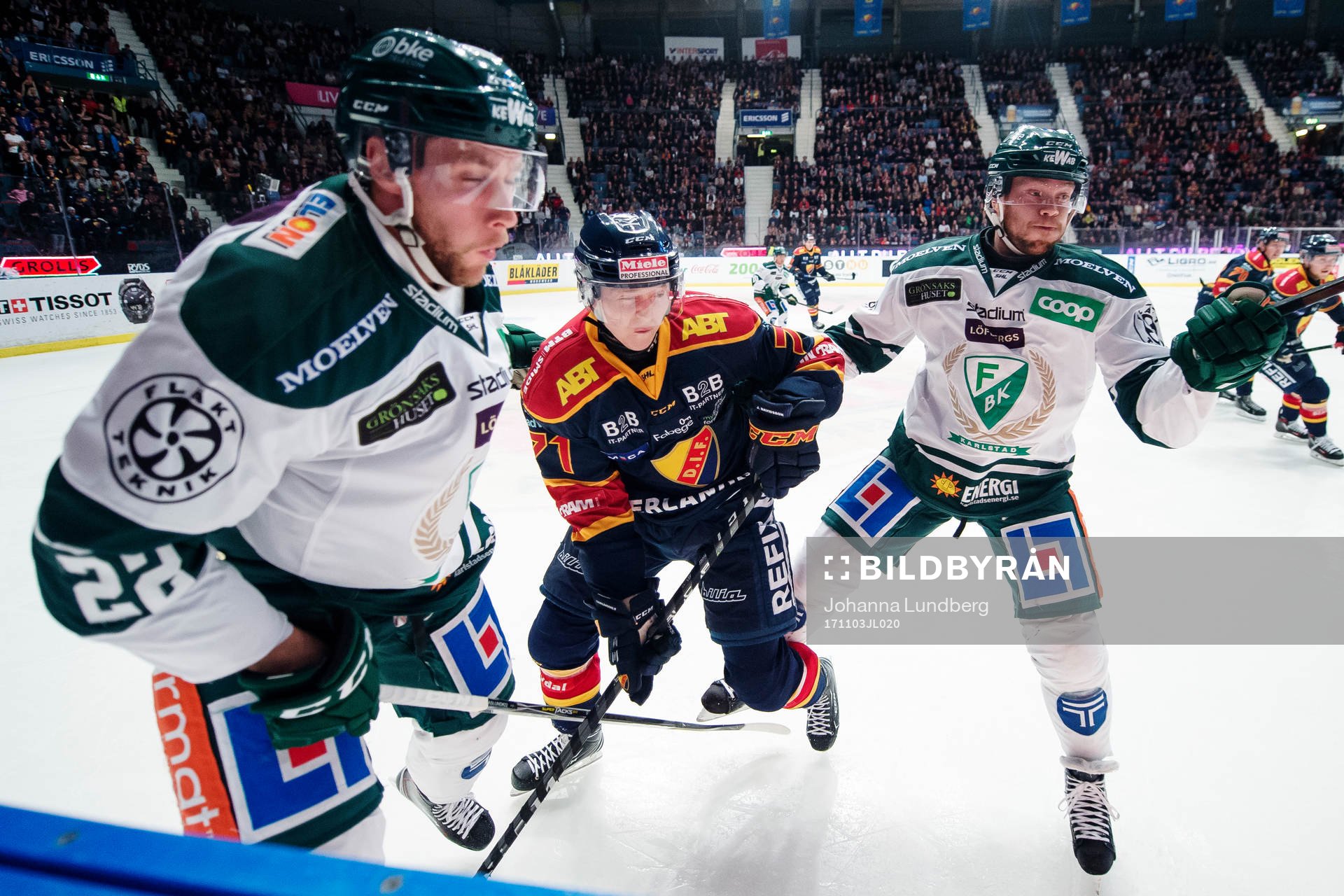 Djurgårdens Jonathan Davidsson i kamp om pucken med