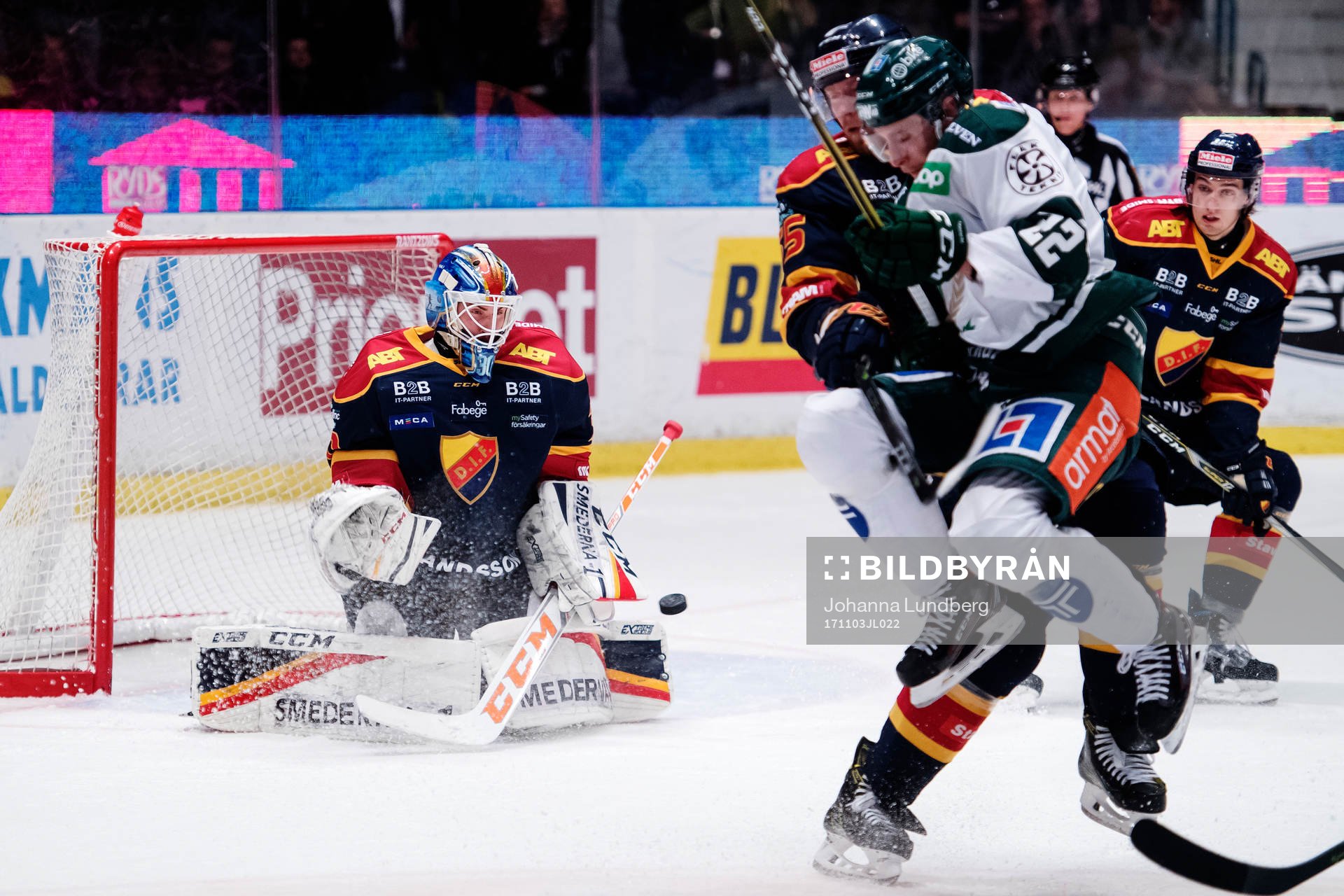 Färjestads Per Åslund och Alexander Urbom i närkamp