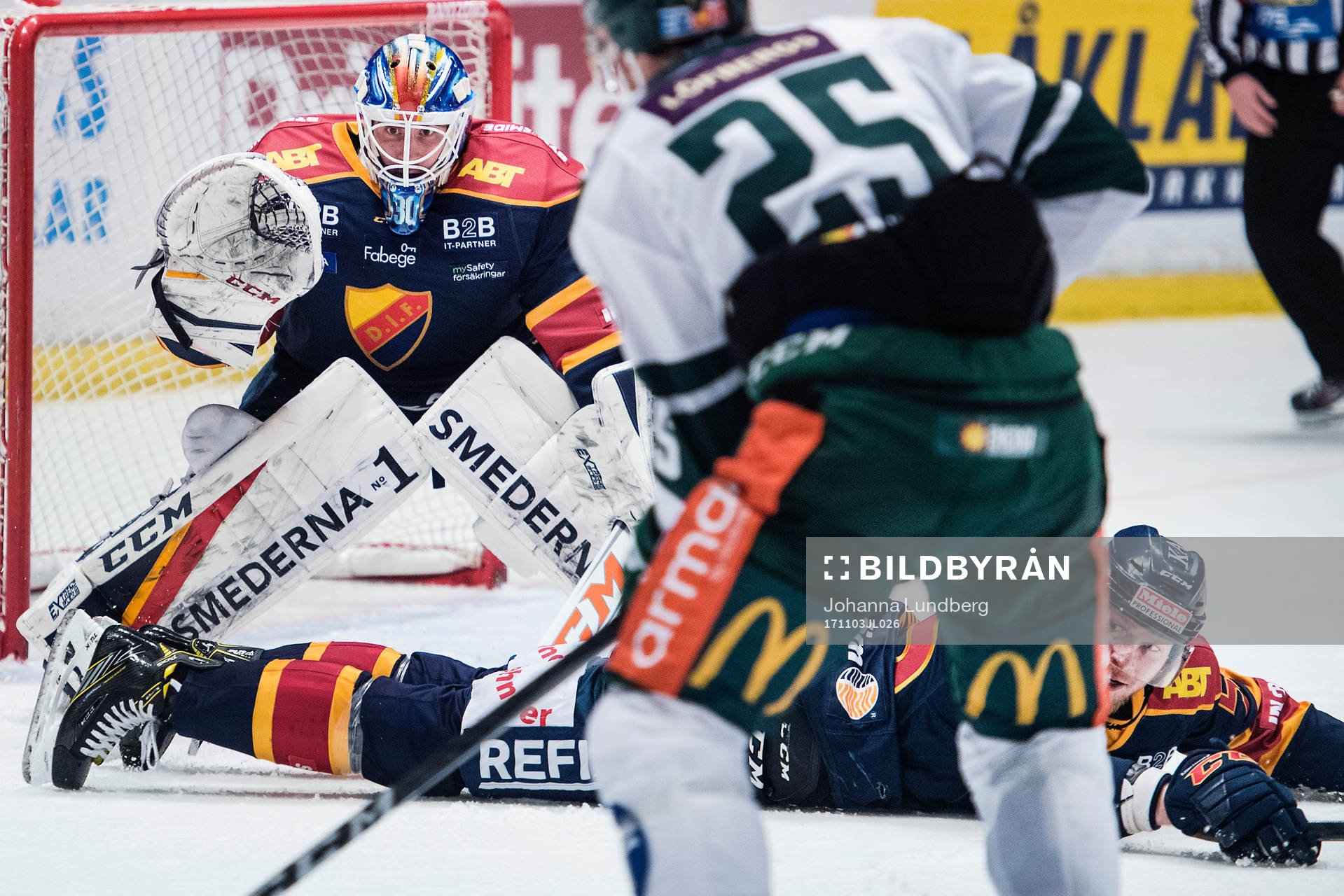 Djurgårdens Alexander Urbom täcker skott framför