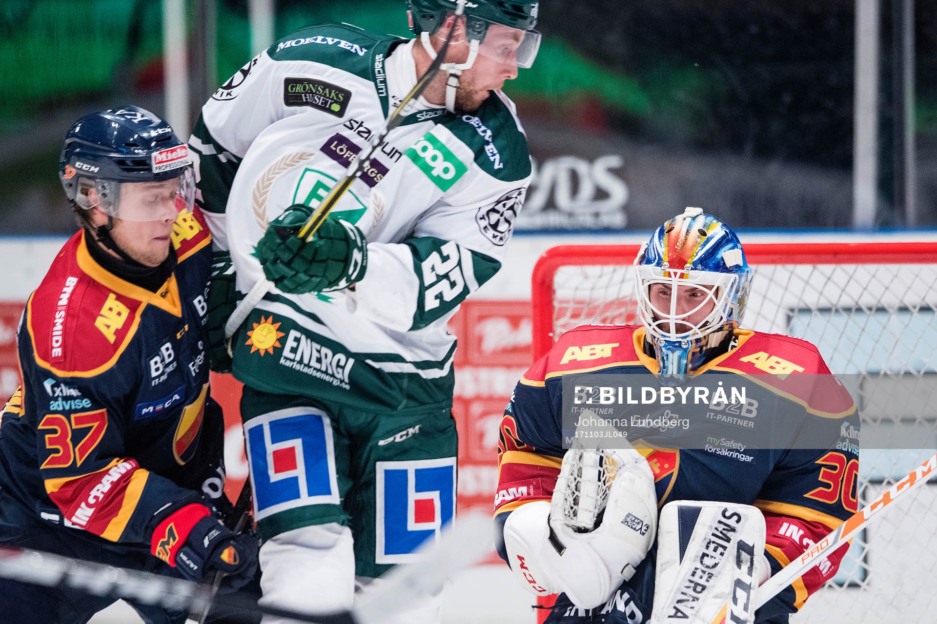 Färjestads Per Åslund framför Djurgårdens Jesper
