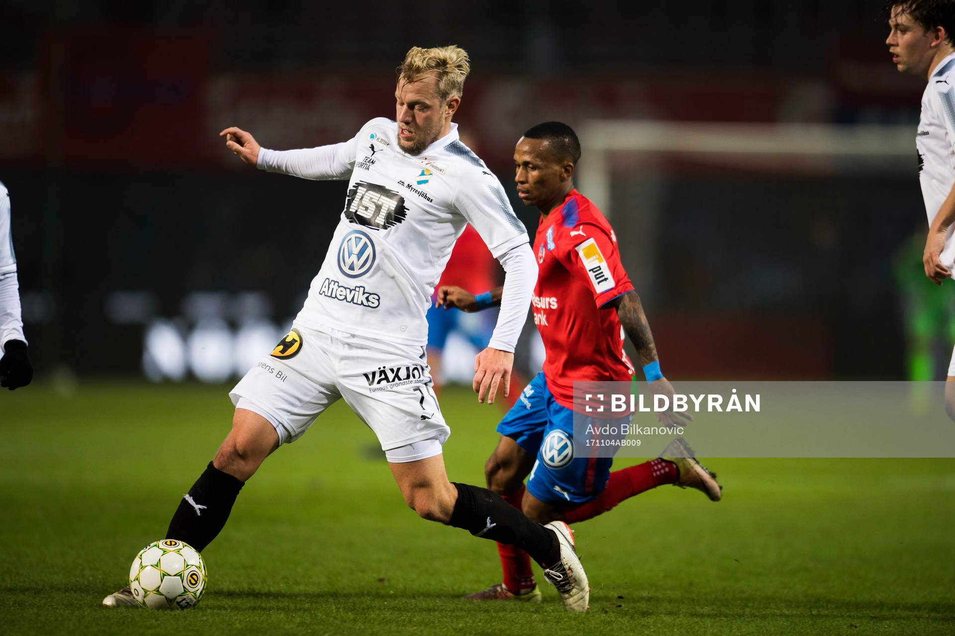 Östers Sebastian Crona rensar framför Helsingborgs