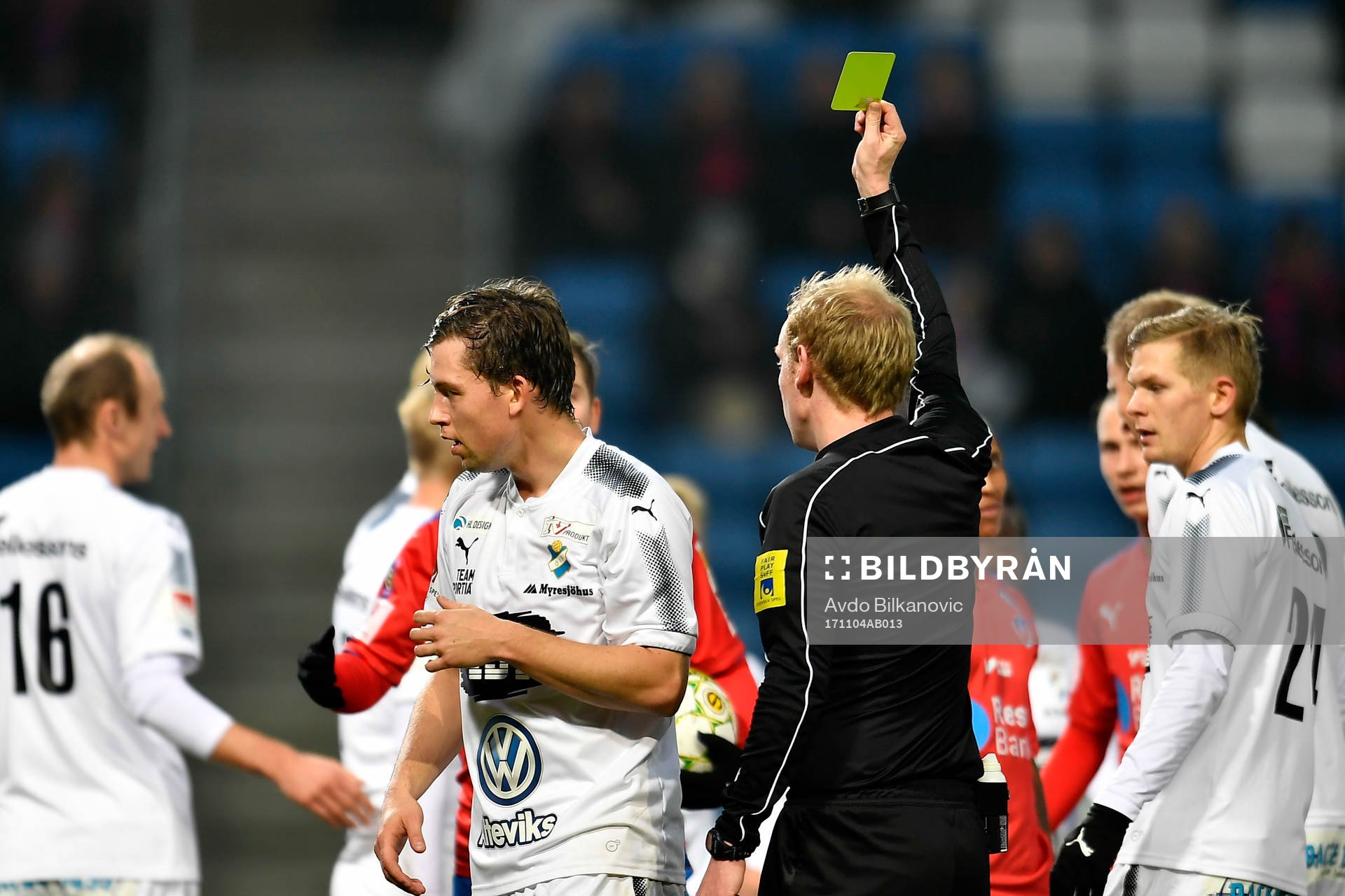 Östers Karl-Johan Lindblad får gult kort av domare Per