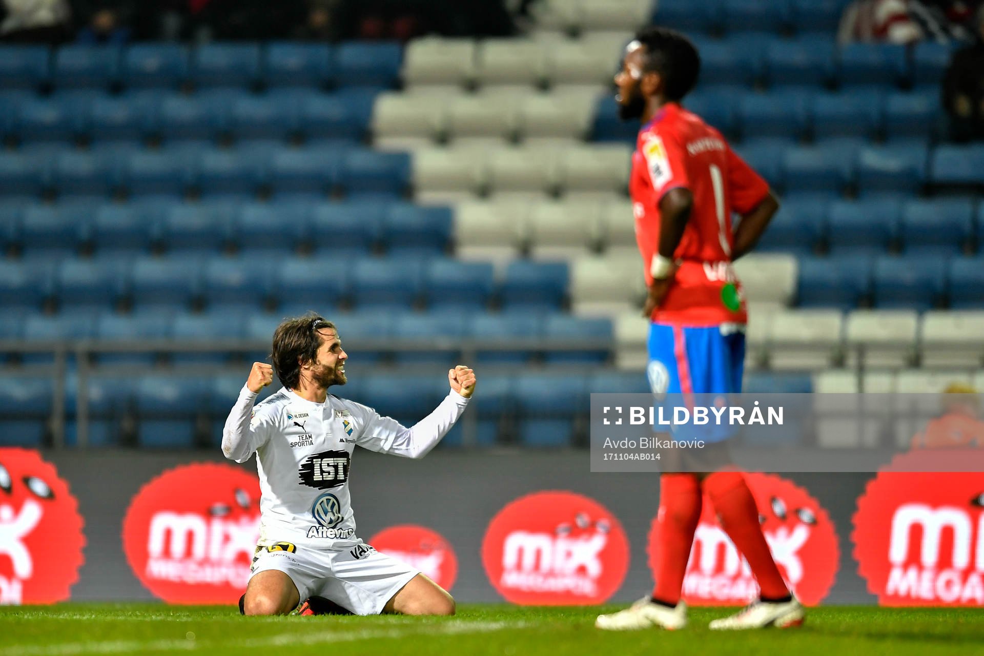 Östers Lars Mendonca Fuhre jublar efter att han gjort 0-1-målet under fotbollsmatchen i Superettan mellan Helsingborg och Öster den 4 november 2017 i Helsingborg.