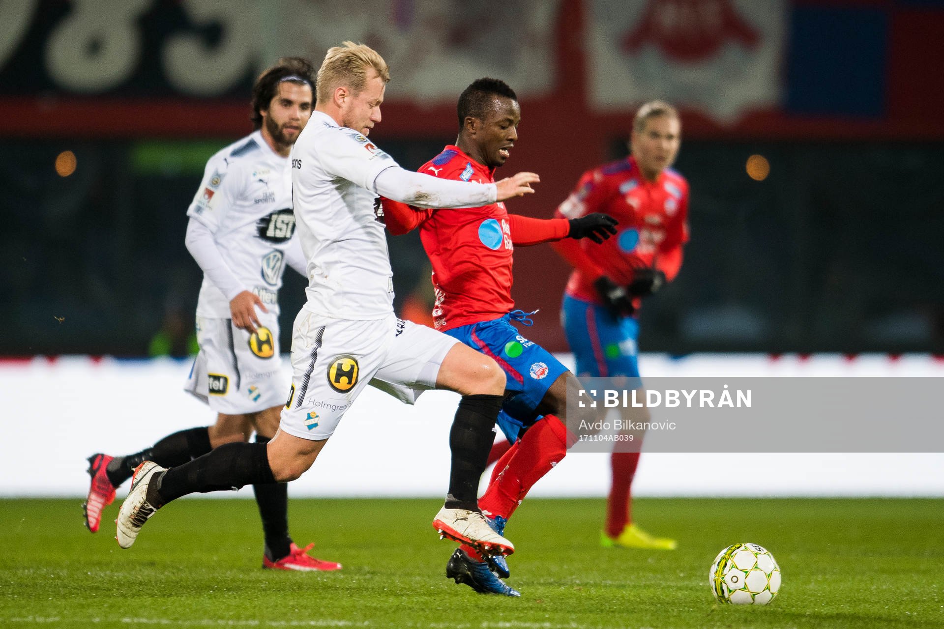Östers Sebastian Crona jagar Helsingborgs Monday Samuel